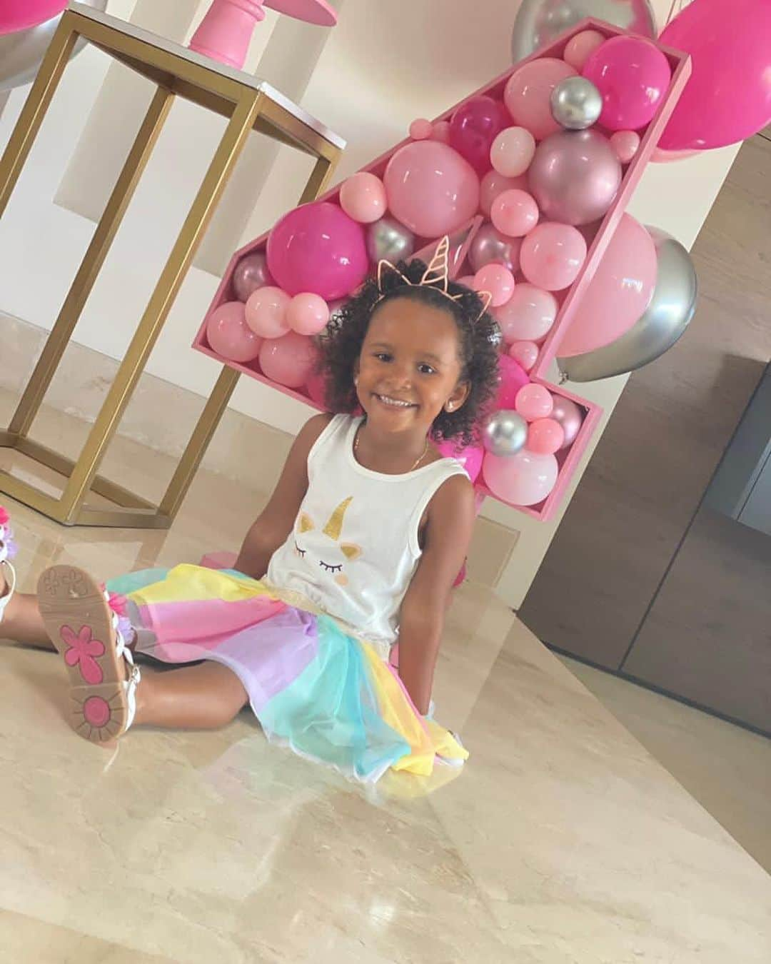 アドリアン・ラモスさんのインスタグラム写真 - (アドリアン・ラモスInstagram)「Feliz cumple mi principeta 😍❤️ Que Dios nos dé la sabiduría para guiarte a sus propósitos 🙏🏾 felicidades mi principeta🎂🎉🎊🙏🏾 Te amamos ❤️ @maryideramos」11月12日 5時25分 - adrianramosla20