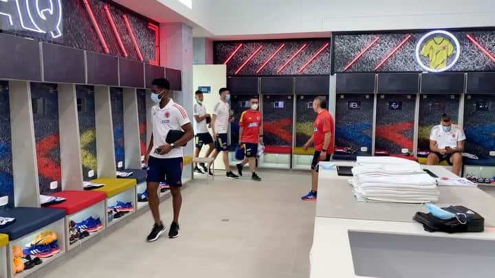 サッカー コロンビア代表チームのインスタグラム：「Llegando a nuestro nuevo camerino, para realizar la segunda jornada de entrenamiento.  @adidasco   #VamosColombia」