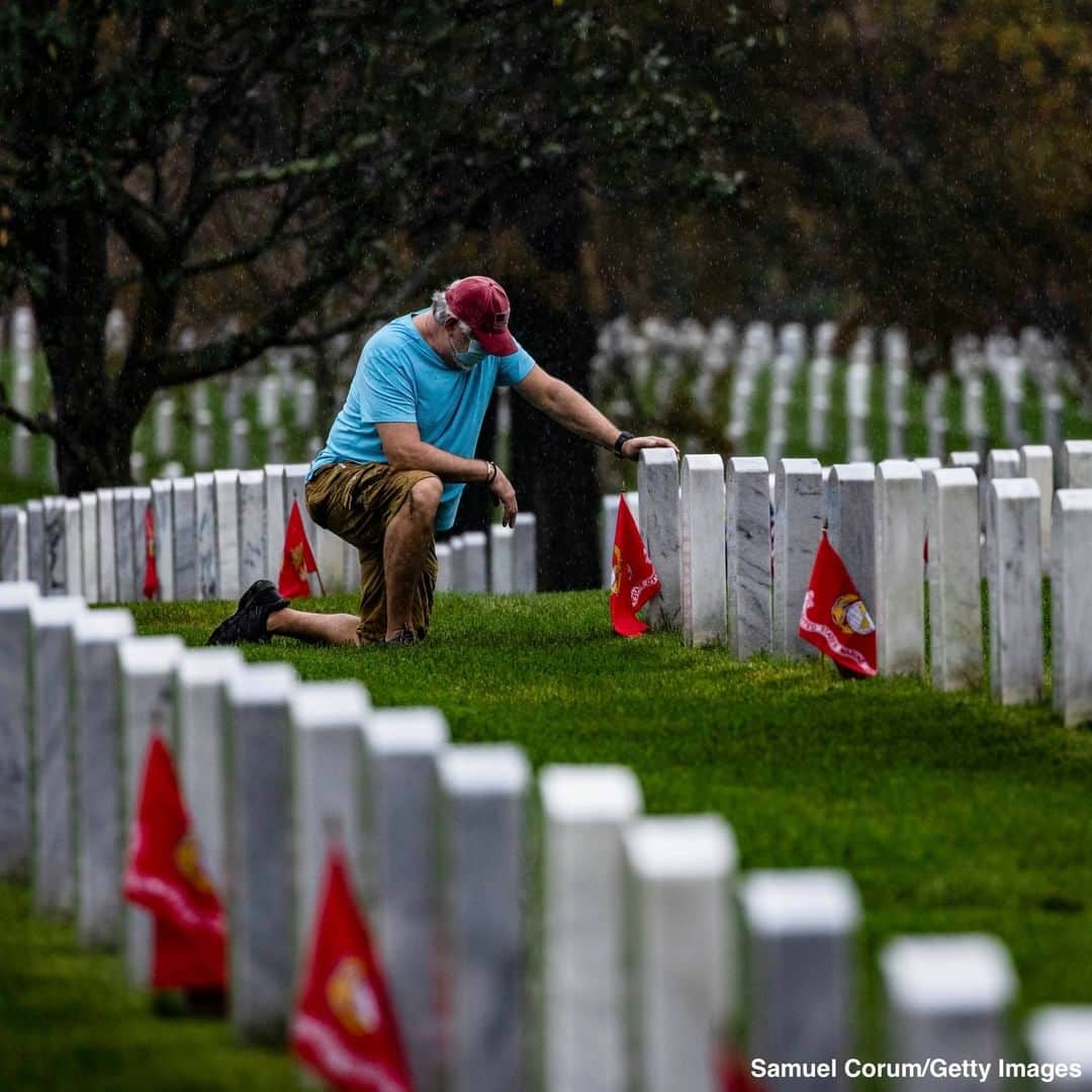 ABC Newsさんのインスタグラム写真 - (ABC NewsInstagram)「Americans across the country pay tribute to the fallen on Veterans Day. #veterans #veteransday #military #usmilitary」11月12日 5時30分 - abcnews