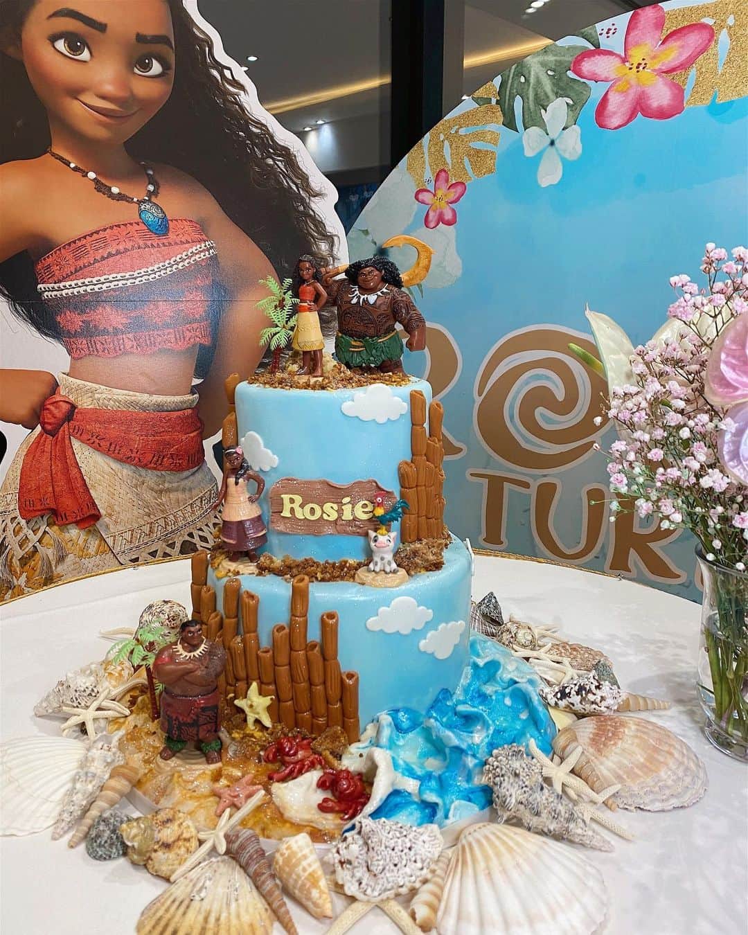 サム・フェアーズのインスタグラム：「What a lovely day we’ve had 🥰 we played, danced, eat cake, watched movies & eat more cake 👌  🍰🎉 A special thank you to  @mlbespokecakes @cupid_creative @stargrazingco & @partiesandsigns 💫」