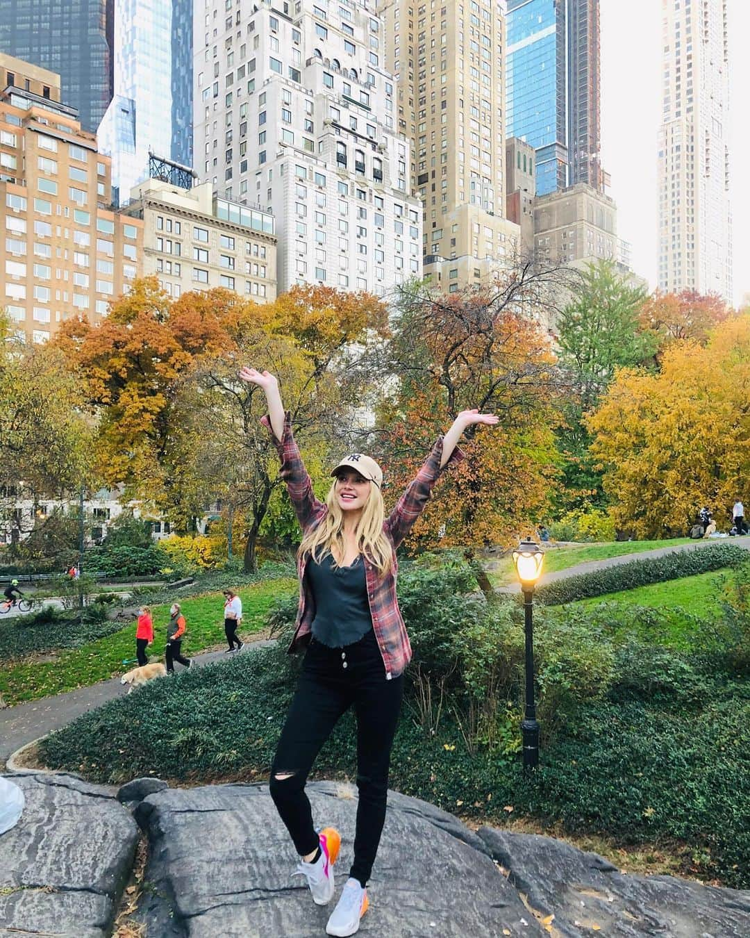 Stephanie Brantonのインスタグラム：「New adventures in New York City 💛🍂🍁🥰」