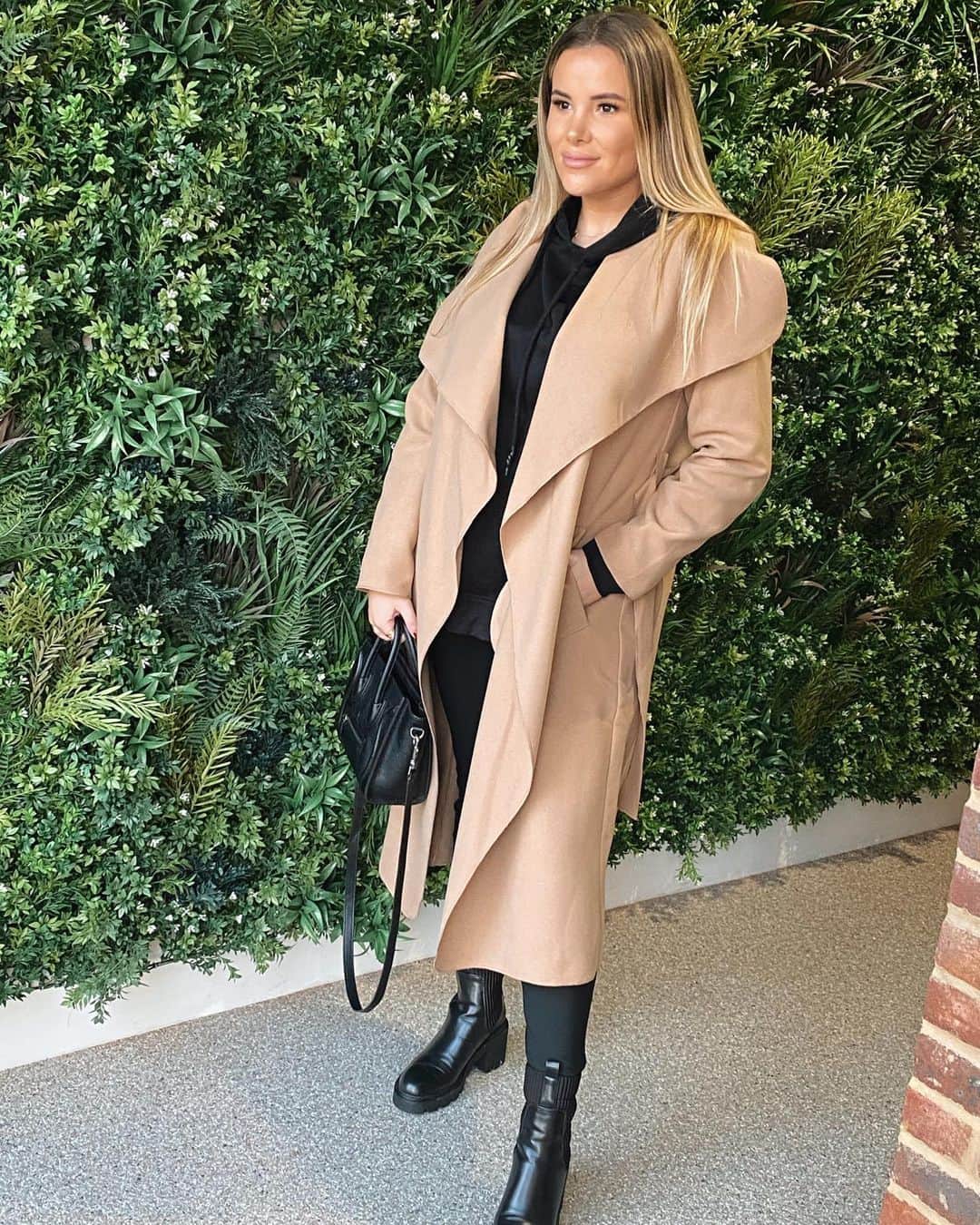 ジョージア・コウソウロウのインスタグラム：「Winter clothes are my fav.. I love this camel coat from @quizclothing  #QUIZXVICKY collection which is now live ✨ do you prefer winter or summer fashion? 🙊#AD」