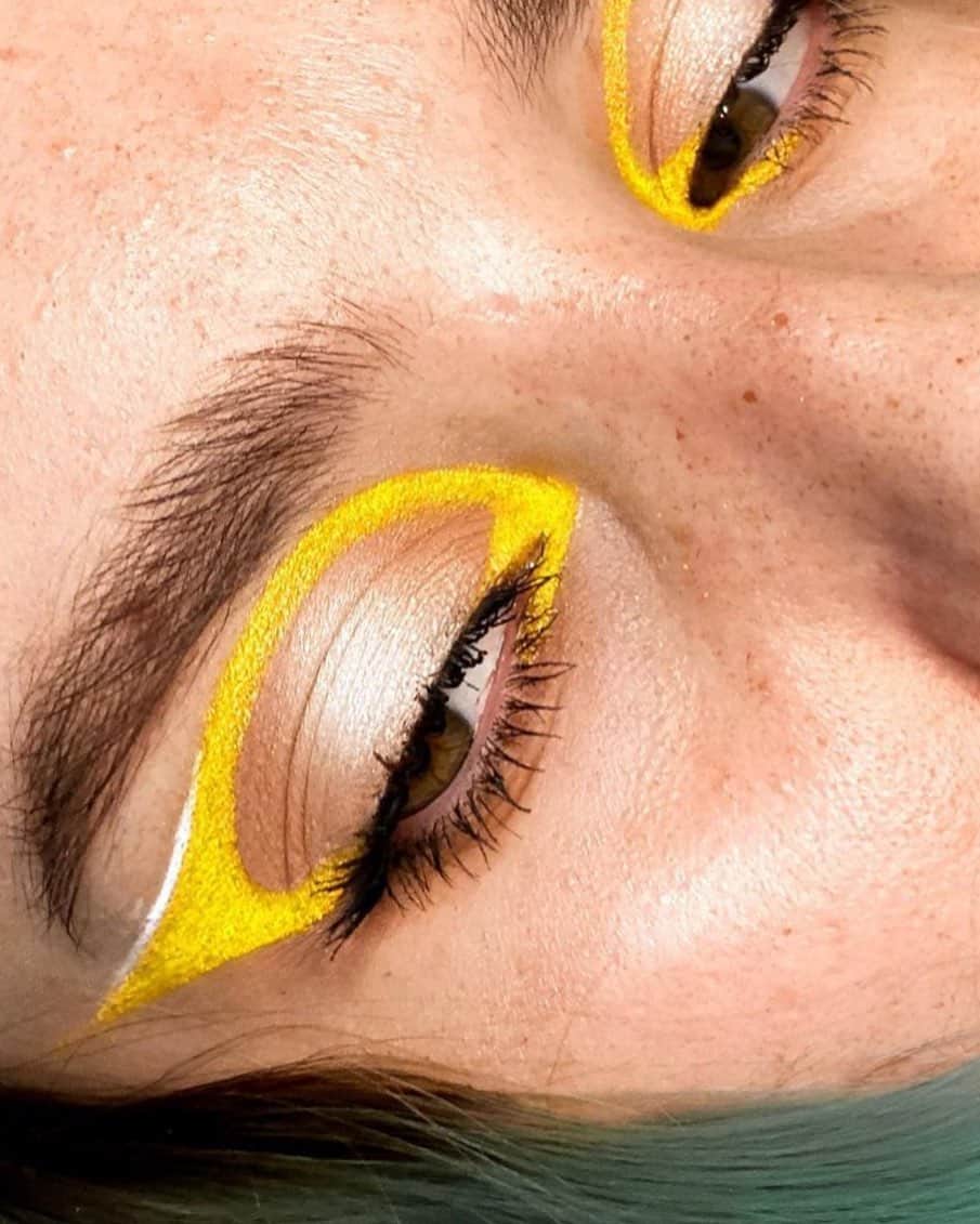 MAKE UP FOR EVER OFFICIALさんのインスタグラム写真 - (MAKE UP FOR EVER OFFICIALInstagram)「Play it yellow like @mbelkovsky!   Create intense color shapes with #FlashColorCase Palette by mixing and matching shades!  _  #FlashColorCase #makeupforever」11月12日 5時38分 - makeupforever