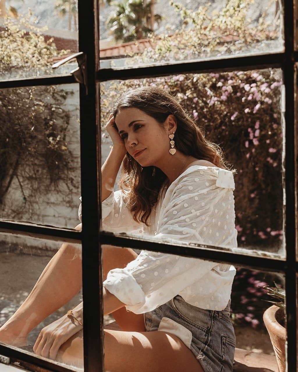 Collage Vintageのインスタグラム：「Someone is spying at me through the window 🕵️‍♀️ possibly wants to know where my jewelry is from... mystery solved are from @chopard #Chopardx007 #chopardgoldenhearts」