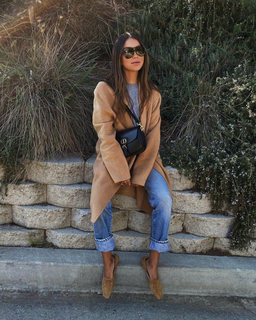 ジュリー・サリニャーナのインスタグラム：「Kept it minimal chic for the dentist today! 🐻🍂 #ootd」