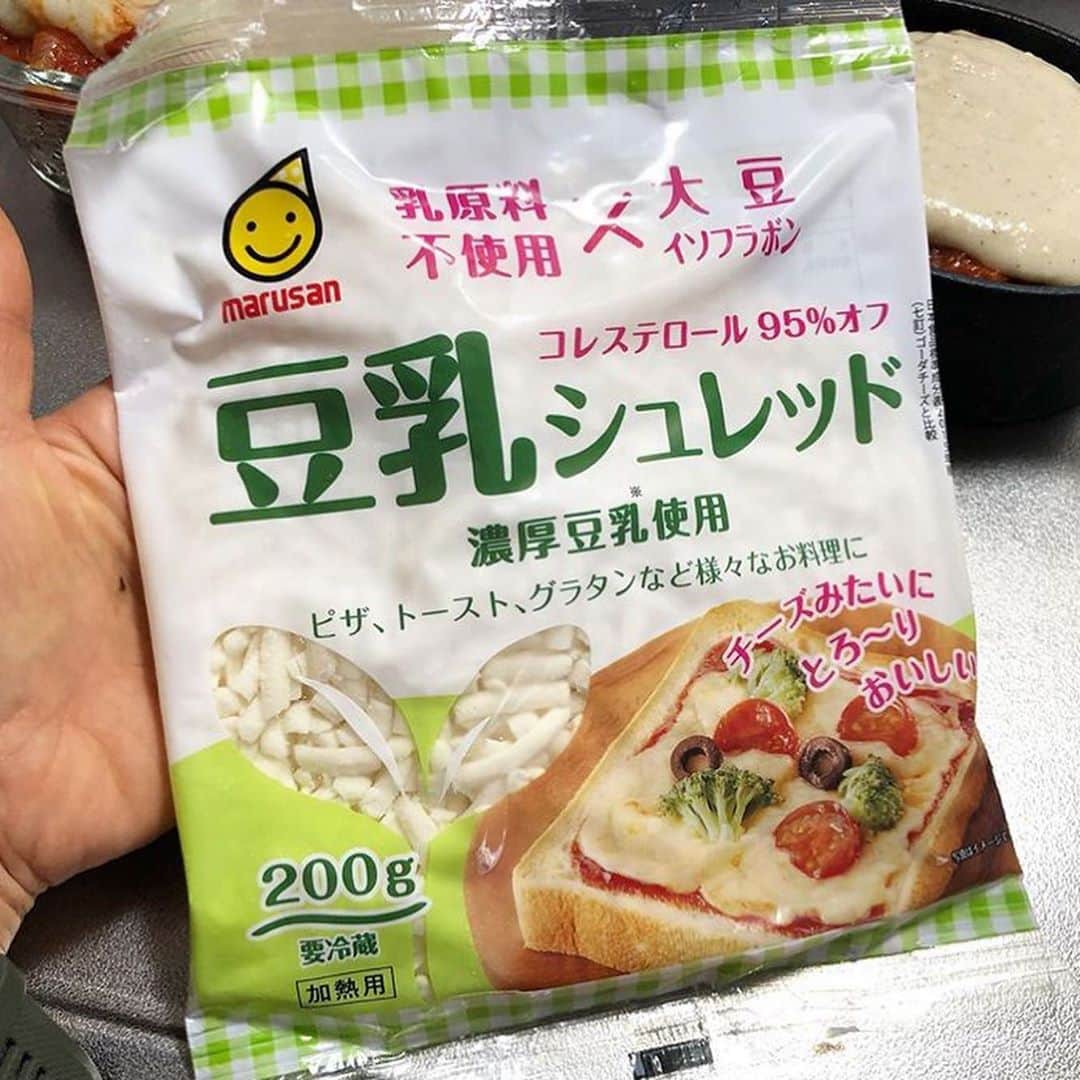 なでしこ健康生活さんのインスタグラム写真 - (なでしこ健康生活Instagram)「Repost from @sayakitchen   🍴😋🌱 I made plant-based doria (rice gratin) with gluten-free white sauce made from buckwheat flour. It was healthy, rich and very delicious!  【そば粉のホワイトソース・プラントベースドリア】  そば粉でホワイトソースを作ってみました。 材料は豆乳（500cc）そば粉（大匙2杯半）、白味噌、塩胡椒を入れてグルグルしっかり混ぜたら、そこで初めて火をつけて🔥5分くらい混ぜ続ければとろ〜んとしてくるので、完成。 バターも使わないので乳製品不使用、グルテンフリー、オイルフリーのヘルシーでコクのあるホワイトソースになりました。そば粉のタンパク質も摂れますね💪  プラントベースドリアの作り方🌱  下準備 ☑︎耐熱容器を準備 ☑︎オーブンは200度に余熱 ☑︎トマトソースを作っておく ☑︎ホワイトソースを作っておく ☑︎ご飯（オススメは雑穀玄米）を炊いておく  一番下には、コストコで買った有機ザワークラウトを敷いて（お好みで。サッパリします！） ↓ ご飯は、酵素発芽雑穀たっぷり玄米♩ ↓ 玉ねぎとニンニクをしっかり炒めて塩胡椒、カットトマトとケチャップを加えたトマトソース🧅🍅をオン♩ ↓ チーズは、大豆チーズを使ってみました🧀 ↓ オーブンで20分程度焼いたら ↓ 刻みネギ（またはパセリやバジルなど）をオン♩  ♩♩♩♩♩完成♩♩♩♩♩  サッパリと濃厚のコラボ😍 控え目に言って…美味しすぎました😎 ご馳走様でした🙏💖✨  #そば粉のホワイトソース #buckwheat #nondairy #soycheese #グルテンフリー #glutenfree #organic #plantbased #ricegratin #プラントベース #プラントベースドリア #athletefood #アスリートフード #アスリーフードマイスター #アスリーフード研究家 #グリーンチャレンジ1000」11月12日 5時51分 - nadeshiko_healthy_life