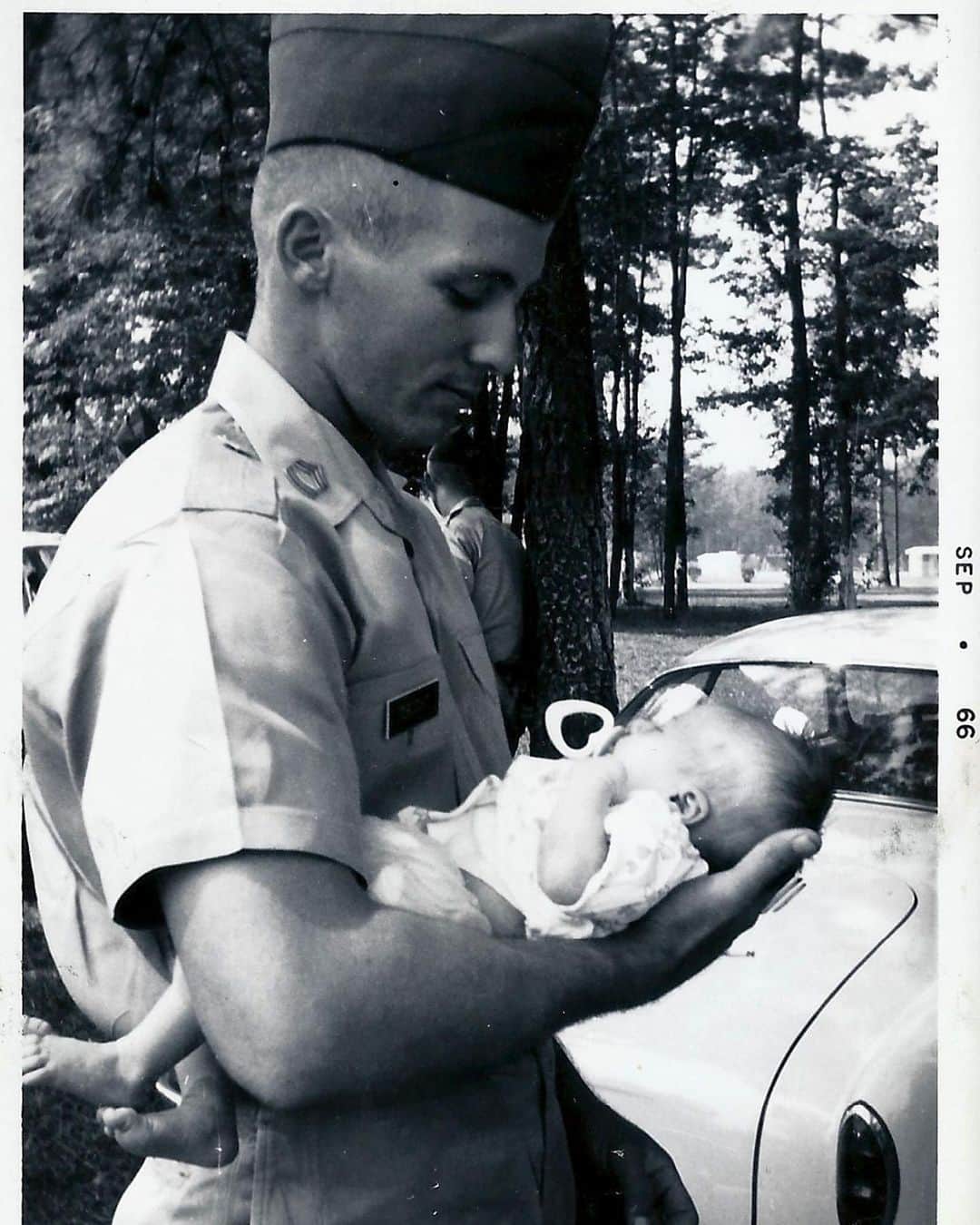 トレ・クールのインスタグラム：「This is my Dad and sister. He knows what it’s like to leave behind those you love to serve our country. Thank you to all our veterans. 🇺🇸」