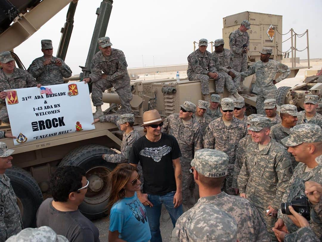 Jessie Jamesさんのインスタグラム写真 - (Jessie JamesInstagram)「In 2009 I got the chance to perform for our troops in the Middle East.  It was One of the greatest experiences of my life and I will never forget it. I could cry just thinking about everything I saw and experienced. It would do it again in a heart! Thank you so much to our veterans for your sacrifice!! We are FREE because of you. Also @kidrock @carlosmencia let’s do it again!」11月12日 5時56分 - jessiejamesdecker