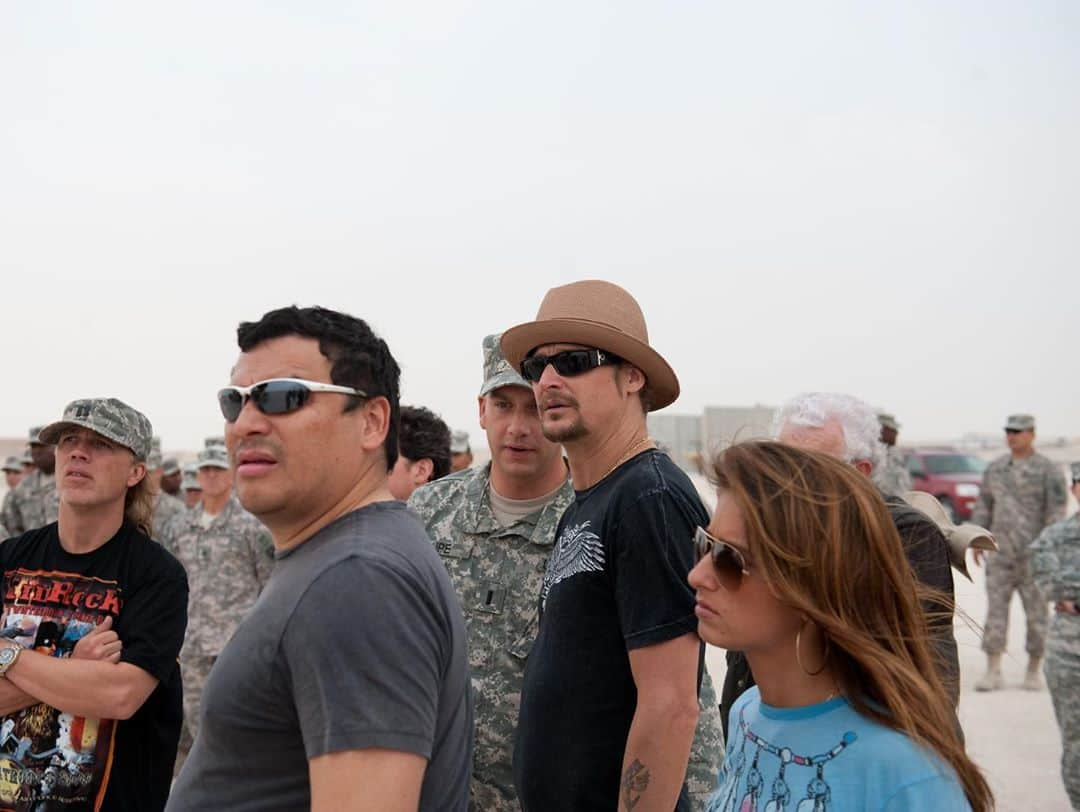 Jessie Jamesさんのインスタグラム写真 - (Jessie JamesInstagram)「In 2009 I got the chance to perform for our troops in the Middle East.  It was One of the greatest experiences of my life and I will never forget it. I could cry just thinking about everything I saw and experienced. It would do it again in a heart! Thank you so much to our veterans for your sacrifice!! We are FREE because of you. Also @kidrock @carlosmencia let’s do it again!」11月12日 5時56分 - jessiejamesdecker