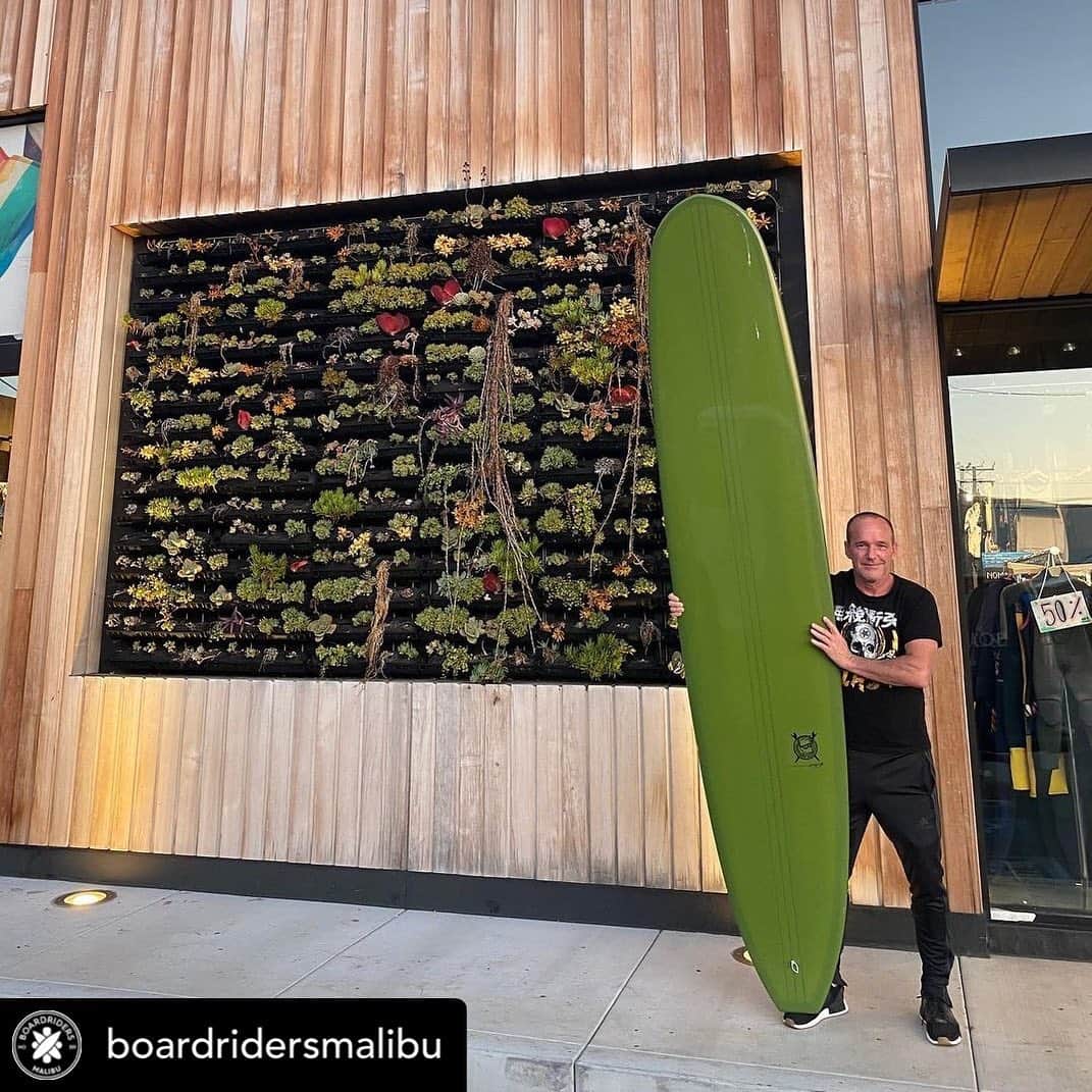 クラーク・グレッグのインスタグラム：「Picked up this ridiculous 9’8 @anderson_surfboards @brothers_marshall from the homies @jah_nightsnake and @mo_in_the_morning at @boardridersmalibu to further the perpetual quest for toes-on-the-nose Malibu perfection... #boardridersmalibu #andersonsurfboards」
