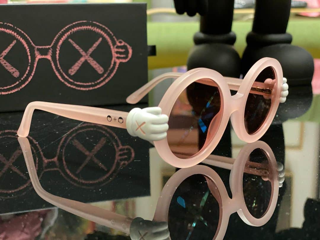 KAWSONEさんのインスタグラム写真 - (KAWSONEInstagram)「I’ve been working on this kids eyewear project with @wearesonsanddaughters for a long time. Happy I can finally share an image of it... more news soon! #KAWS #kawssonsanddaughters」11月12日 6時00分 - kaws