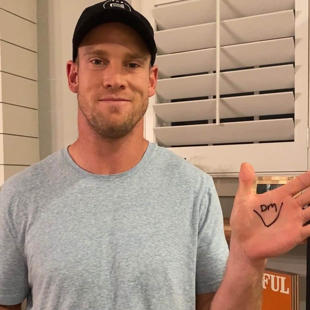 NFLさんのインスタグラム写真 - (NFLInstagram)「In honor of our Military Veterans join in on @USAA's #HonorThroughAction "V" Challenge. We are thankful for all of our Veterans’ courage and service today and every day.」11月12日 6時00分 - nfl