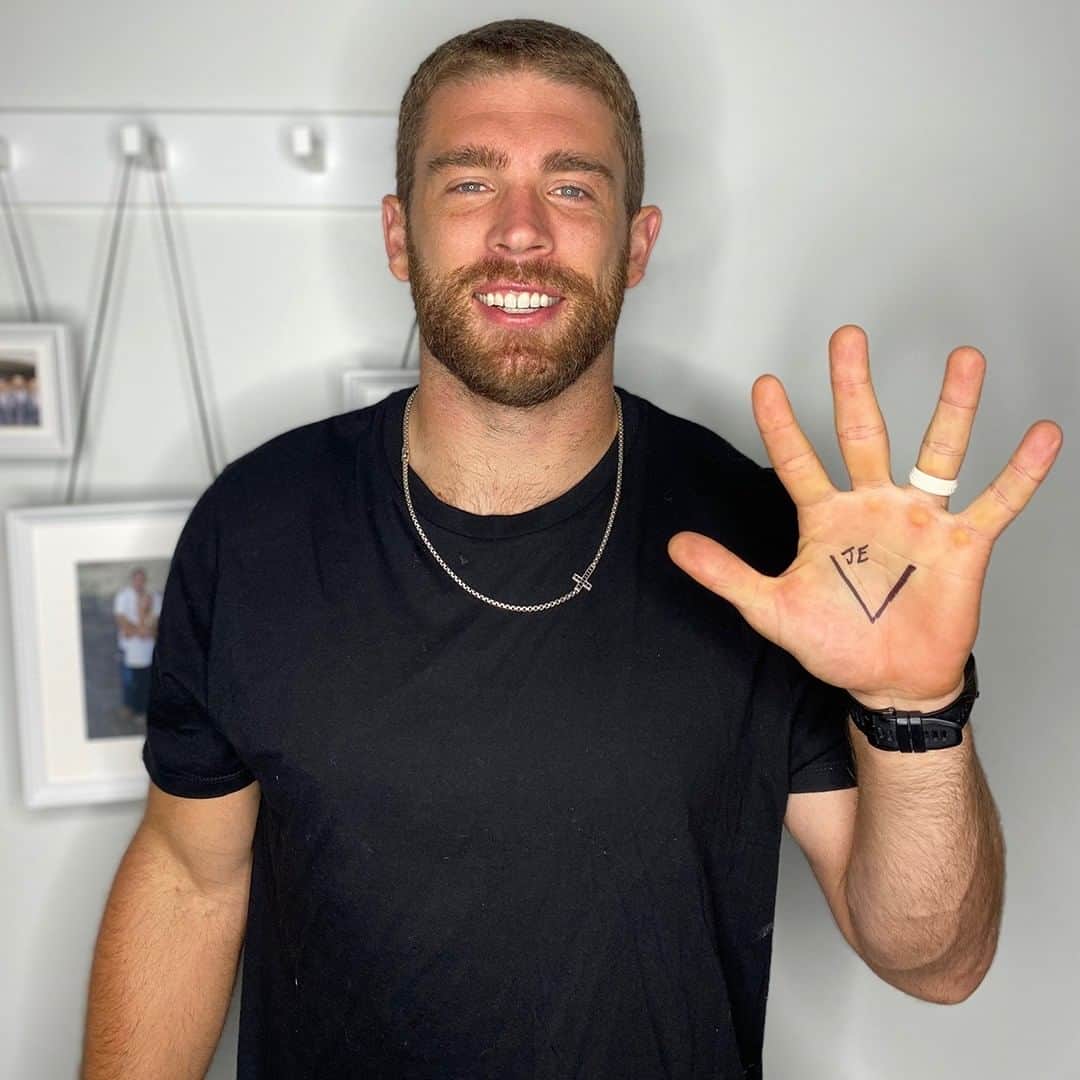 NFLさんのインスタグラム写真 - (NFLInstagram)「In honor of our Military Veterans join in on @USAA's #HonorThroughAction "V" Challenge. We are thankful for all of our Veterans’ courage and service today and every day.」11月12日 6時00分 - nfl