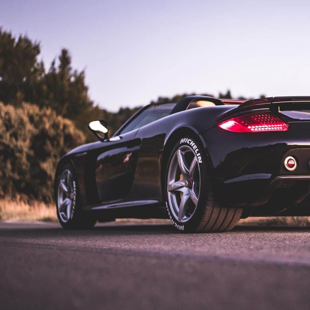 アンドレ・ロッテラーさんのインスタグラム写真 - (アンドレ・ロッテラーInstagram)「20 years ago @porsche made this  Masterpiece ! There are sports cars. And there are racing cars. The Porsche Carrera GT, derived from a Le Mans prototype, is a 612 hp V10 racing car with road registration and still in a league of its own!  I remember seeing it at the Essen motor show when I was 18 and dreaming of having one one day. Here is mine :-) Absolutely love it! A beautiful beast with the best sound ever! #carreragt #porsche #porschecarreragt @leicapilot」11月12日 6時00分 - andre_lotterer