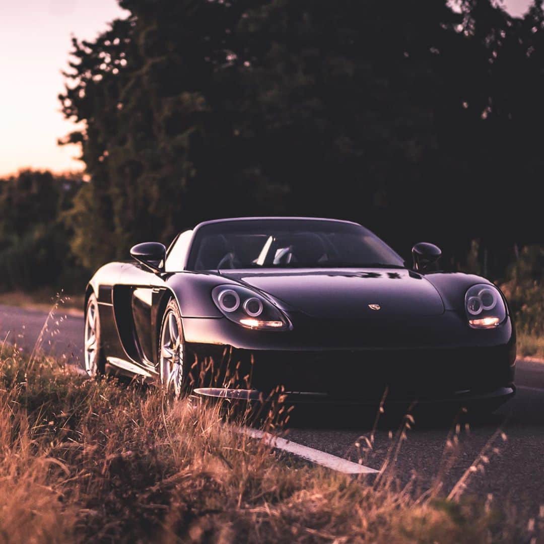 アンドレ・ロッテラーのインスタグラム：「20 years ago @porsche made this  Masterpiece ! There are sports cars. And there are racing cars. The Porsche Carrera GT, derived from a Le Mans prototype, is a 612 hp V10 racing car with road registration and still in a league of its own!  I remember seeing it at the Essen motor show when I was 18 and dreaming of having one one day. Here is mine :-) Absolutely love it! A beautiful beast with the best sound ever! #carreragt #porsche #porschecarreragt @leicapilot」