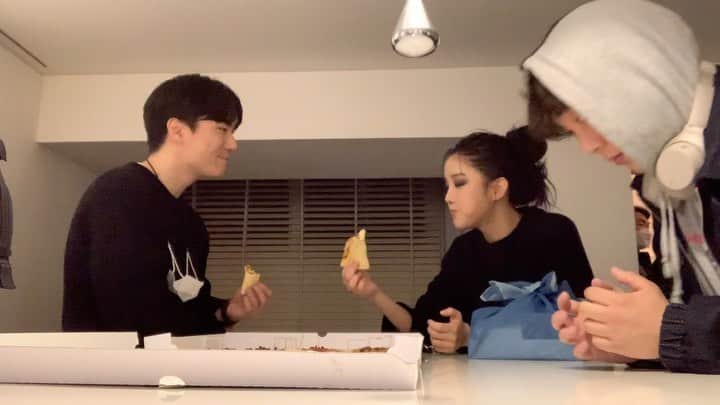 キム・ボヒョンのインスタグラム：「뮤비촬영 끝나고 먹는 피쨔~~~ 꾸울맛~~~ 🍯🍕🍯🍕🍯🍕🍯 feat. 기타 엄청 잘 치는 친구, 웃긴 친구 🤣」