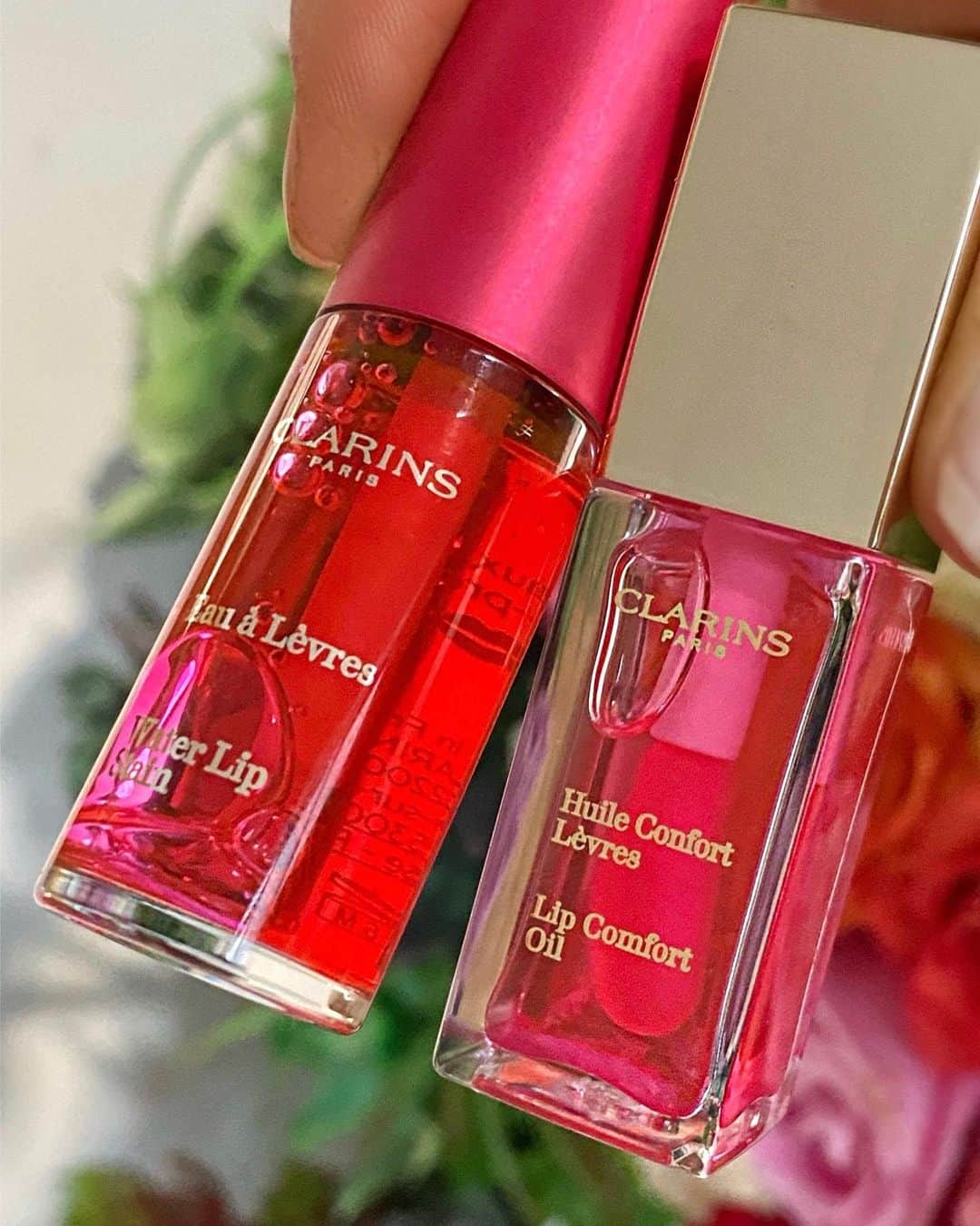 CLARINSさんのインスタグラム写真 - (CLARINSInstagram)「Who else is wearing pink this Wednesday? Drop a 💖 below and tell us!  Pictured our 2 lip icons: 😘 Water Lip Stain in Rose Water 🌹 is matte, moisturizing, transfer-proof color with a barely-there feel.  👄Lip Comfort Oil in Candy 🍭 hydration that is pH-reactive for your perfect customized shade of pink #clarins #makeup」11月12日 6時05分 - clarinsusa