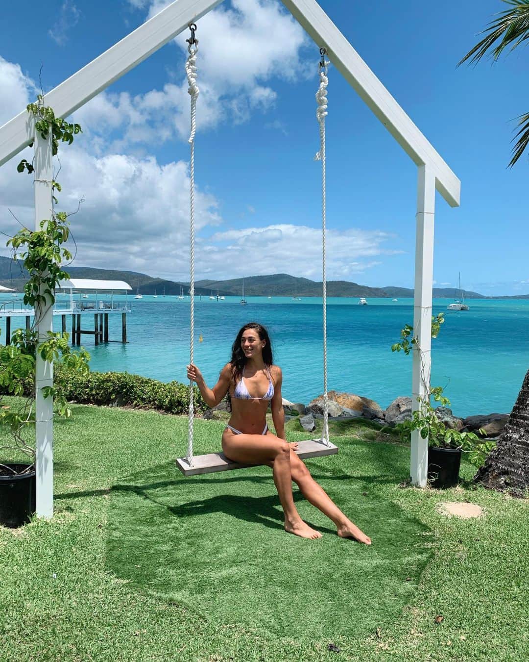 Danielle Robertsonのインスタグラム：「Our last full day on holidays before we fly back home tomorrow and you better believe we’re going to make the most of it. Starting off with finally getting a photo on this swing. Swipe across to see my story post from the other day. I manifested this. Believe and you can achieve 😂 We’re also going jet skiing, exploring pristine islands and all that jazz but guys... I got the swing photo. Mission accomplished 🏆」