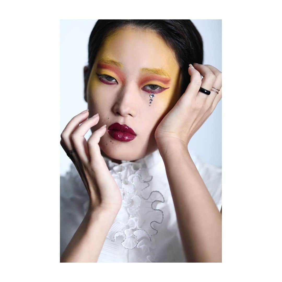 naokoのインスタグラム：「クリエイティブ撮影🖤 自分の目が個性的なんだけど、そこをうまく引き出してもらいました！ . . . . #撮影モデル #撮影依頼募集中 #透明感 #イエローメイク #shorthair #サロンモデル  #greenhair #白肌 #silveraccessory #ダークヘア #realitive #サロンモデル #ファッション #大人かわいい #アイメイク #ツヤ肌 #作品撮り #japanesegirl #ウルフヘア #creativephotography #カメラマンさんと繋がりたい #ポートレートしま専科 #美容師さんと繋がりたい  #メイク好きさんと繋がりたい #creativememories #japaneseculture #クリエイティブヘア #クリエイティブメイク #クリエイティブ撮影 #クリエイティブメモリーズジャパン」