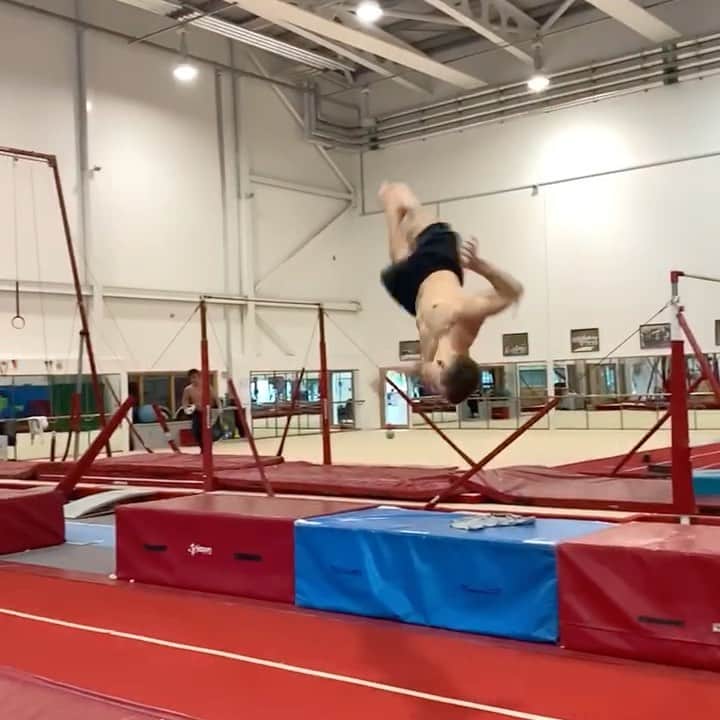 マックス・ウィットロックのインスタグラム：「Pre lockdown vid - this technique for rebounds out of 2 1/2 twist I found so useful with consistency. The small detail of opening and spotting the floor can be a game changer! @gymnasticgenius」