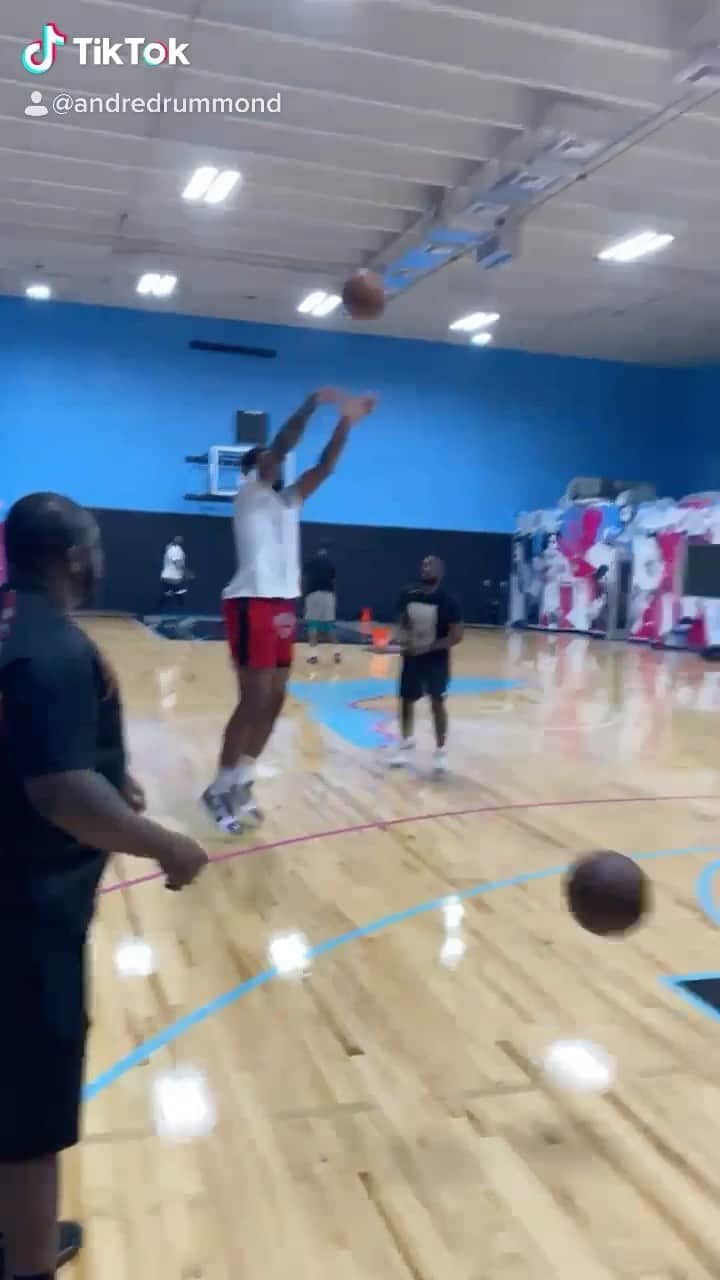 アンドレ・ドラモンドのインスタグラム：「Day in day out.... 🏀 @remyworkouts @remy_runs_miami @themiamiperimeter」