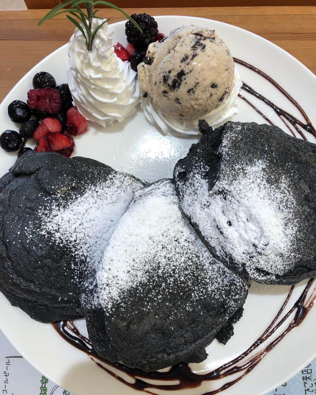 星野涼子さんのインスタグラム写真 - (星野涼子Instagram)「先日SNSでパンケーキの日というハッシュタグを見かけたのでアップしようと思って調べたら、 いくつかパンケーキの日があるらしく、 某食品会社が制定したパンケーキの日は毎月10日らしい(笑) 写真せっかく探したので⤴️ 1年前で、竹炭リコッタパンケーキ🥞  #パンケーキ　#ホットケーキ　#パンケーキの日　#竹炭　#リコッタパンケーキ #今日は何の日　#trytrytry #チョコレート　#pancakes #팬케이크」11月12日 6時26分 - ryoko.hoshino
