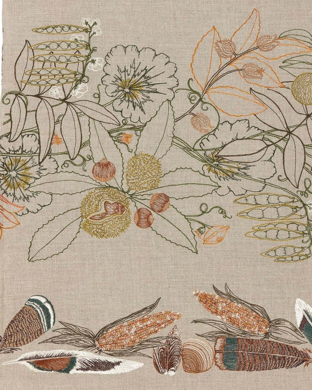 のインスタグラム：「An up-close look at the detailed embroidery on our new Abundance table runner.🌾 Our intricate table linens are the perfect way to make your Thanksgiving extra special this year. Order by 1PM EST on Friday 11/13 to receive your Thanksgiving linens via ground shipping. ✨📦 #coralandtusk #coralandtuskfw20 #thanksgivingdecor #embroidery」