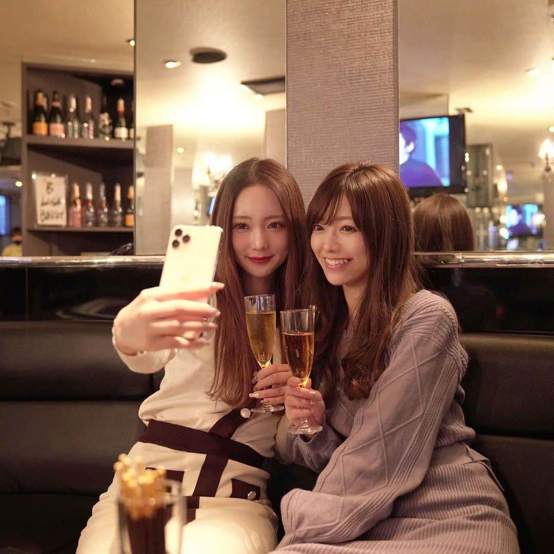 yuukachiさんのインスタグラム写真 - (yuukachiInstagram)「🍸🧊🛁🔗  こないだ、やちぴょんと ミナミの @b_luck_berry のbarに 遊びに行ってきたよ🍸  店員さんも気さくで楽しかった〜😙  部屋も広いし女子会やpartyにも 使えそう🤭！！  みんなは、なんのお酒が好き？？🍸  #bar#ミナミ#難波bar #インスタ映え #一眼レフ」11月12日 17時32分 - yuuka_stagram