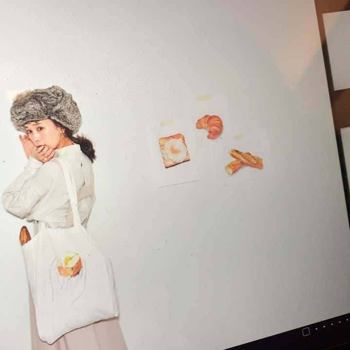 山野ゆりのインスタグラム：「パンとファッションが交わったらどんなアイテムが出来るのかな？そんな私の気持ちを @stylevoice_official さんに応援して頂いて🍞👗 @vis_jp さんにも賛同して頂き🥐👗コラボアイテムを作らせて頂きました✨  ワンピース、ニット、ロンTとエコバックが出来上がりました😢✨明日から予約開始になります✨  詳細👉 https://bit.ly/2TVYO3a インスタのプロフィール欄からも飛べるので是非見て下さいね🍞  長い間ぼんやり想いを馳せていたパンと服のコラボレーション。自分はパンとお洋服どちらも大好きなので、自分の表現で何か形に出来ないかなぁとずっと思ってたんです。今回こうやってお披露目出来る事が嬉し過ぎます😢😢😢😢😢✨  汚れに強いワンピースはパンを食べ散らかしても大丈夫👌✨私はクロワッサンを食べた指だってワンピースで拭いちゃうよ😎😂  カーディガンはクロワッサンの重なる層をイメージして🥐前後にしてカーディガンやニットとしても活躍するし、個人的には首に巻いてマフラーにするのもオススメ🥰  そして大好きなアーティスト @torigoe_ryoko にオリジナルで描いてもらったラピュタパン🍳のロンTとトートバック。なぜラピュタパンにしたかって言うと‥と、長くなってしまうので🍞  明日18時から @vis_jp さんと　@stylevoice_official さんと同時配信でインスタライブをさせて頂きます。その時にたっぷりお話しさせてもらいます🥰🥰  ライブでは生着替え😂で着回しなんかも提案出来たらと思ってます🍞🍞是非明日の18時からお時間あったらインスタライブ見て下さいね🍞✨  ああ🥺🥺🥺🥺 嬉しい報告が出来て幸せです😢🥺 いつも見てくれてありがとう🍞  #パンと洋服#パン#stylevoice#vis#ワンピース#ニット#エコバック#ロンt」