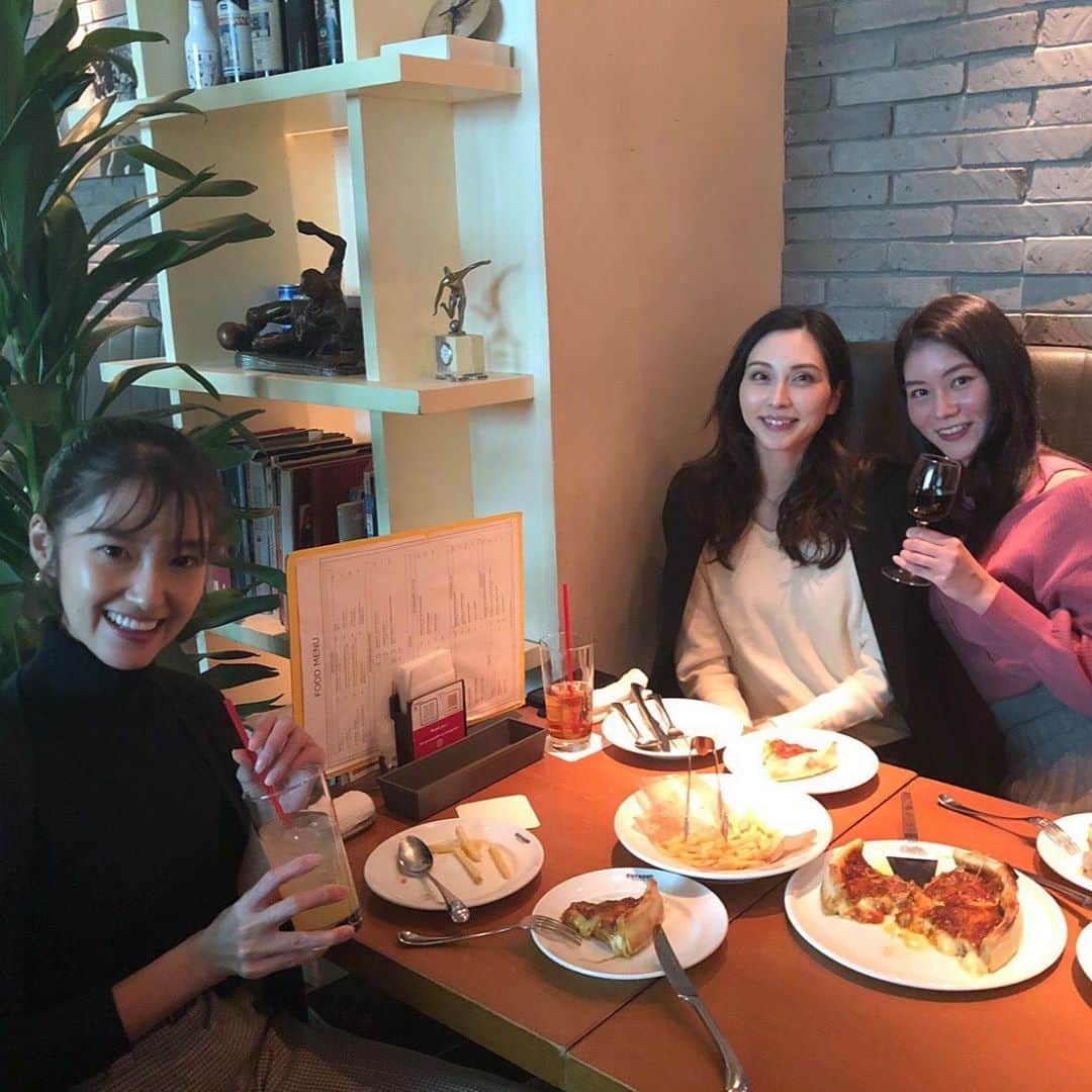 大塚まゆりのインスタグラム：「莉奈とみえちゃんと久しぶりにご飯♪ シカゴピザ、ボリューム満点で美味しかったなぁ〜🍕 #dinnertime #pizza #渋谷グルメ」