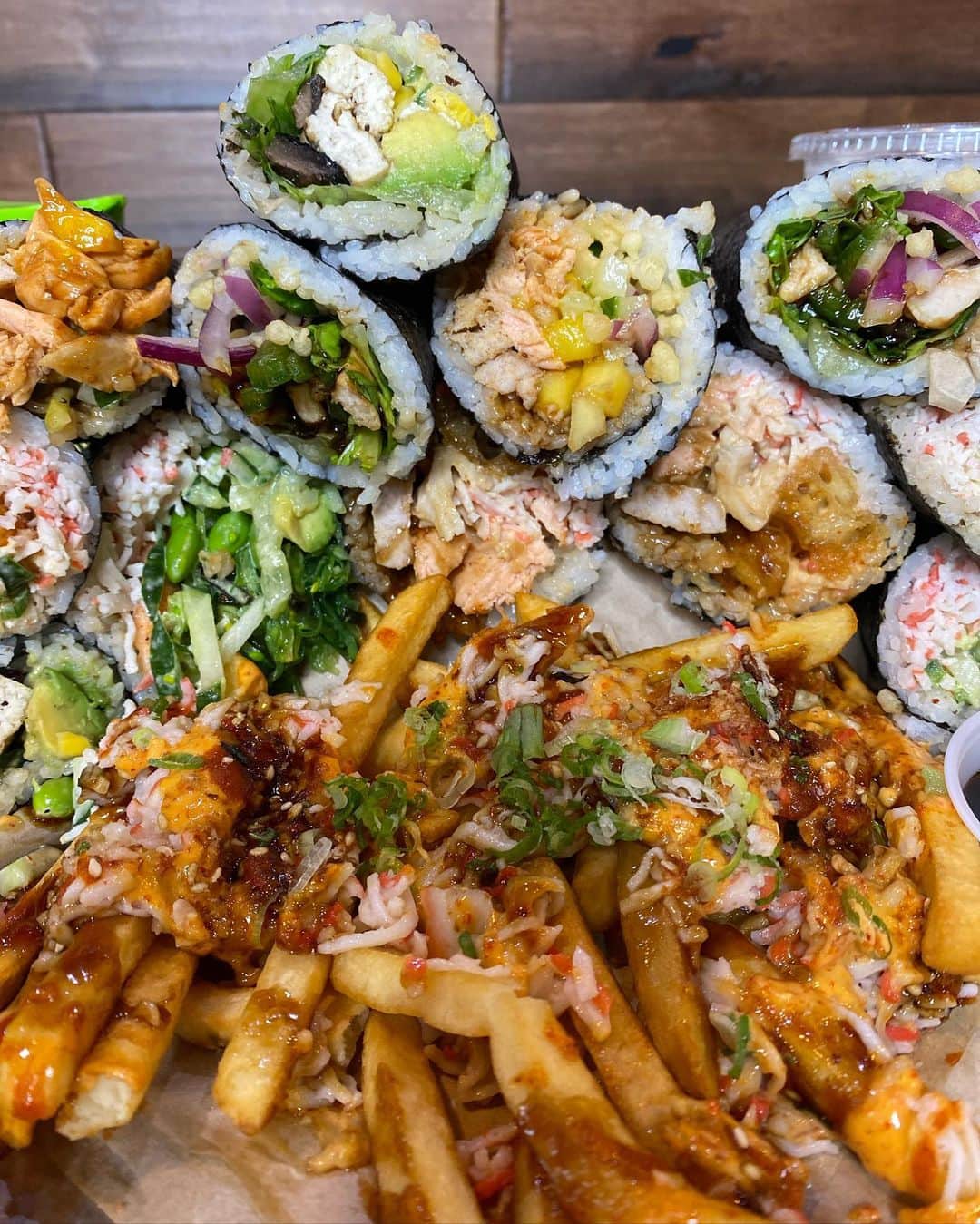 ライナ・ホワンさんのインスタグラム写真 - (ライナ・ホワンInstagram)「Who loves sushi?! Now imagine it in a burrito 😍 @umakisushiburrito in Texas makes these fresh and customized to order!! And I stopped by to take on a mountain of them!! . . If y’all visit make sure to let them know I sent ya they also have bowls and salads and even amazing fries!! . . Watch full video here —> https://youtu.be/pPaJ_2YFO0g ty @furtheruofficial for setting this up!」11月12日 17時26分 - rainaiscrazy