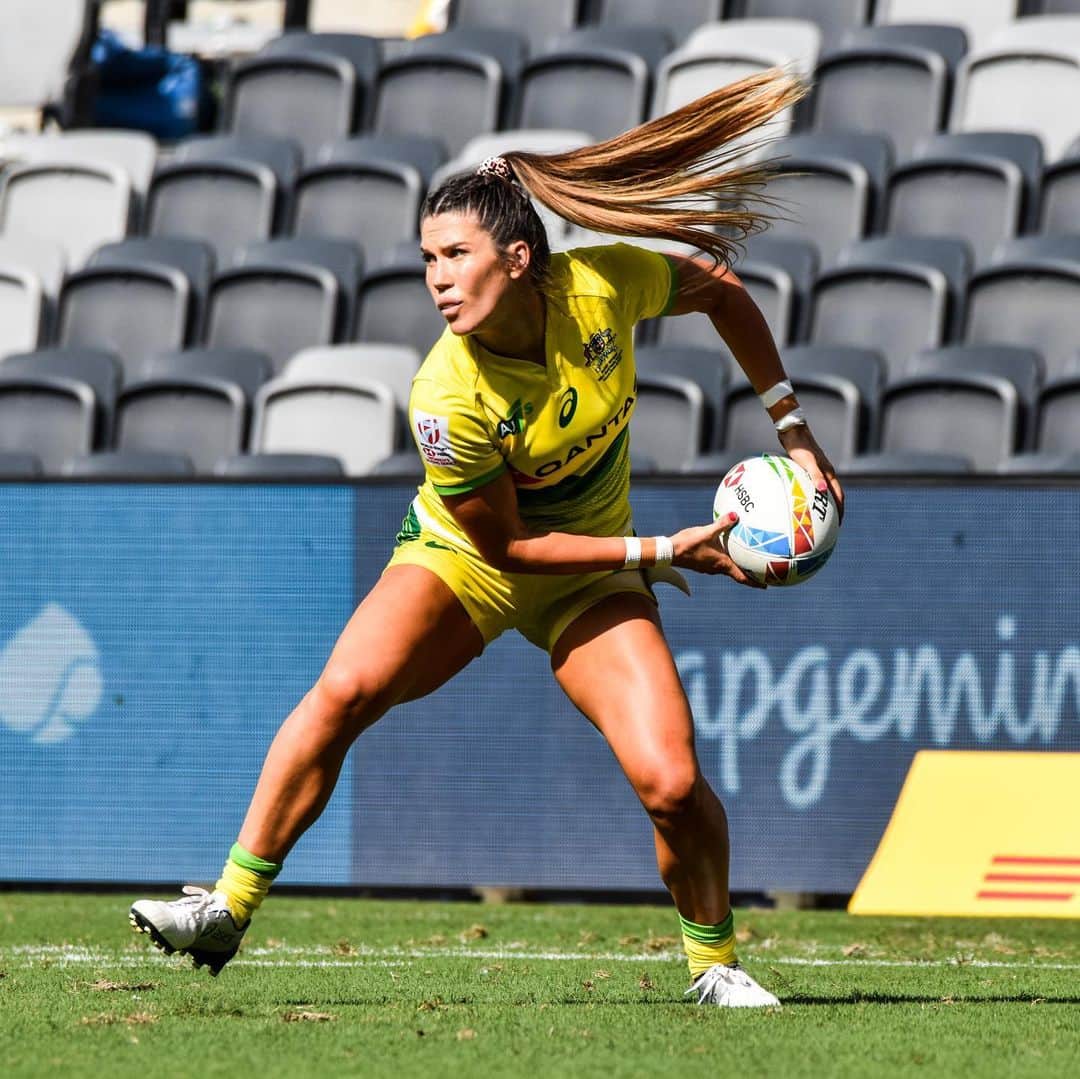 シャルロッテ・キャスリックのインスタグラム：「HONEY 🍯 IM HOME 🏠 Can’t wait to be back with my 7’s fam tomorrow and back prepping for Tokyooooo!! 💚💛」
