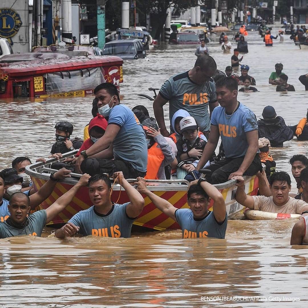 ABC Newsさんのインスタグラム写真 - (ABC NewsInstagram)「Rescuers pull a rubber boat carrying residents through a flooded street after Typhoon Vamco hit in Marikina City, suburban Manila on November 12, 2020. #typhoonvamco #philippines」11月12日 17時30分 - abcnews