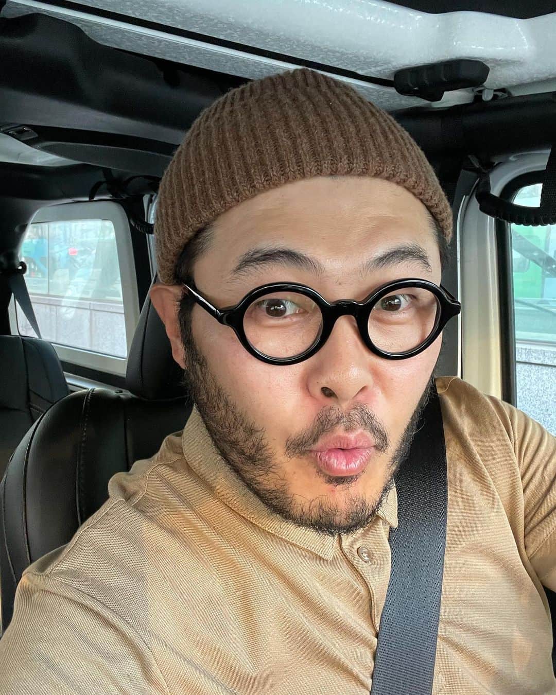 キム・ギバンのインスタグラム：「#선물 . 동글동글안경 좋아함!! . #남자는안경빨  #남자는비니빨 #liveonlabor」