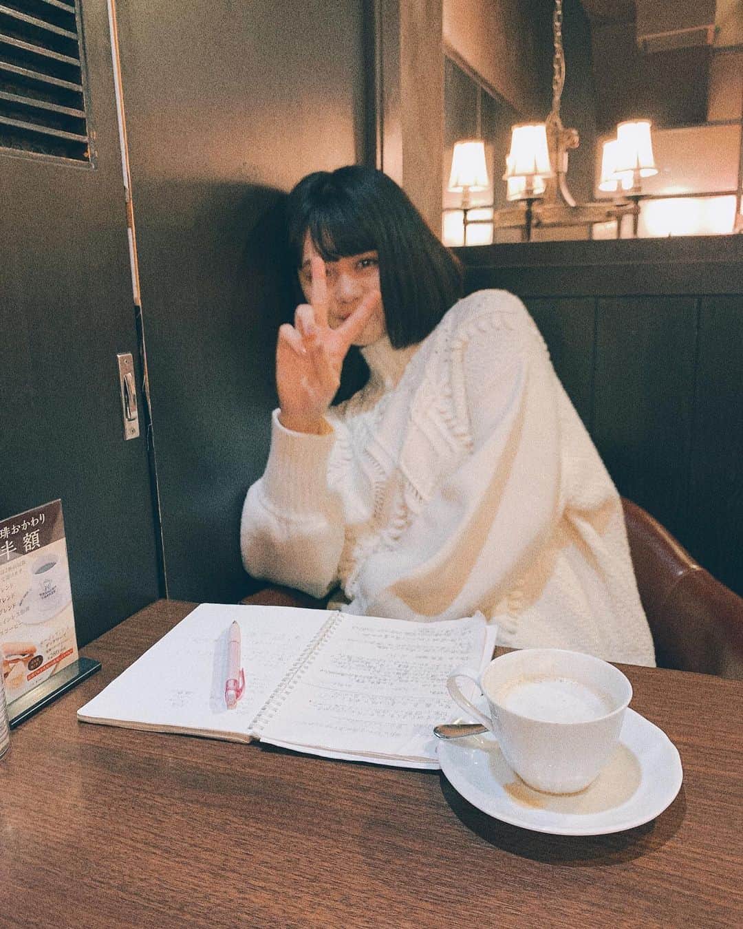 のインスタグラム：「白ニットって着るだけで可愛くなれる気がするな💭💭💭  雪だるまにならないように気をつける  冬。  ⛄️  #カフェ #かふぇすたぐらむ #cafe #珈琲#カメラ#camera#filmphotography  #filmcamera #film #冬コーデ #冬#白ニット」