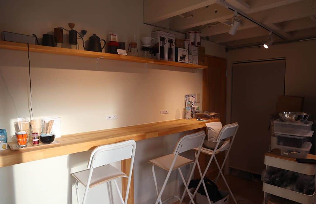 石井輝明さんのインスタグラム写真 - (石井輝明Instagram)「根津。 昨日はスリーバイスリーありがとうございました。 まさかジミーさんと同じ舞台に立てるなんて。 嬉しかったぁ。。  #fivecoffeestandandroastery #cafe #coffee #カフェ #喫茶店 #東京カフェ #根津カフェ #カフェ芸人 #昨日ノブさんのインスタに載せてもらってたんですが #ちょっとテレビ出た時くらいフォロワーが増えた #もうノブさんのインスタはテレビです #次お会いする時は #焼肉とテレビご馳走さまでしたって言わなあかん #なんかここのところありがたいことがたくさんある #仕事頑張ろ」11月12日 16時08分 - comandanteishii
