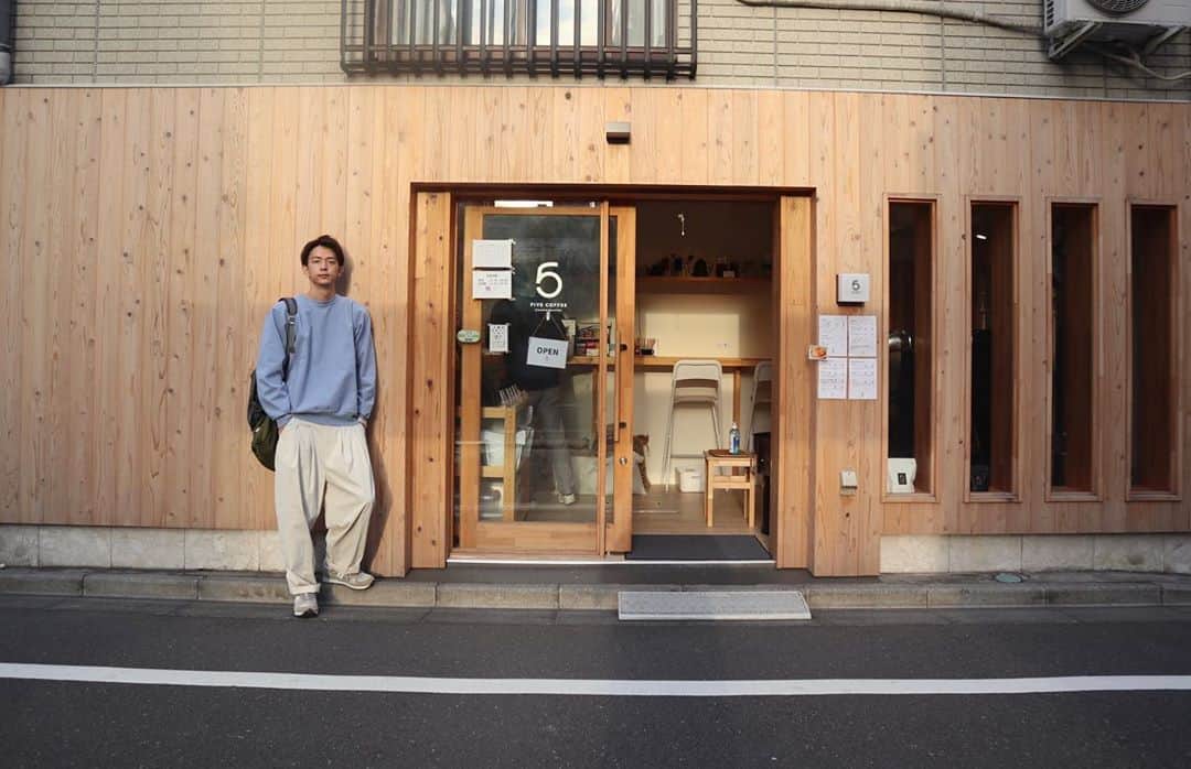 石井輝明さんのインスタグラム写真 - (石井輝明Instagram)「根津。 昨日はスリーバイスリーありがとうございました。 まさかジミーさんと同じ舞台に立てるなんて。 嬉しかったぁ。。  #fivecoffeestandandroastery #cafe #coffee #カフェ #喫茶店 #東京カフェ #根津カフェ #カフェ芸人 #昨日ノブさんのインスタに載せてもらってたんですが #ちょっとテレビ出た時くらいフォロワーが増えた #もうノブさんのインスタはテレビです #次お会いする時は #焼肉とテレビご馳走さまでしたって言わなあかん #なんかここのところありがたいことがたくさんある #仕事頑張ろ」11月12日 16時08分 - comandanteishii