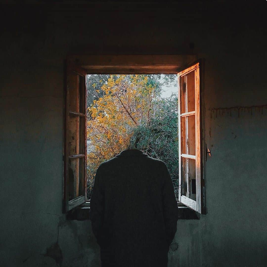 Giuseppe Pepeさんのインスタグラム写真 - (Giuseppe PepeInstagram)「~ T H E  C O N S T A N T  1/3 🪟🍂🤛🏻 #LoosingMyMind  . . How would you look without your head, in an era where the beauty and the appearance are the key? A photographic project that I created to make us think and reflect 💭 . Thanks to @pedrosamcastro, for this intime shot that inspired me for this headless pic. Obrigado!  . #pepedsgn . . .  #instagramcreators #creativephotography #vscofilter #creativeprocess #ratedmodernart #artworksfever #moods_in_frame #dailyarts #colors #colorsofnature  #picsart #headless #aesthetic #thisweekoninstagram #badmood #shotoniphone #autumnvibes🍁#manipulationphoto #creativityexplode #makeportraits #creativeart #creativityexplode #artistsoninstagram #photomanipulation #magritteinspiration」11月12日 16時08分 - pepedsgn