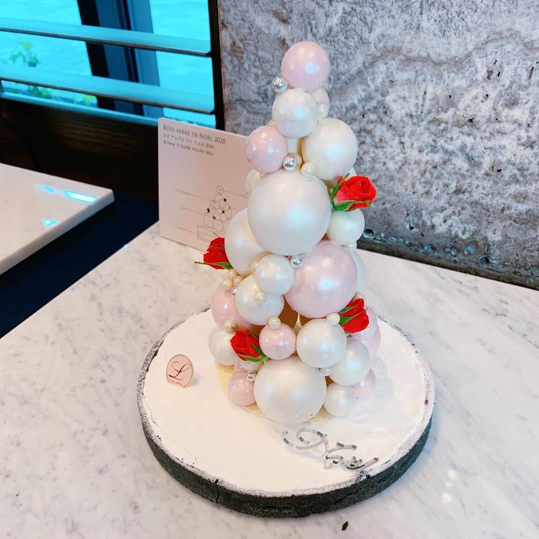 ゆうたむさんのインスタグラム写真 - (ゆうたむInstagram)「🧸🧸🧸 . . . . . @louange_tokyo  のケーキ展示会♡♡ . 🎄Xmas collection 2020🎄 . . . . お花の中に🧸が埋もれる シリーズがだいすきなんだけど、 他のケーキも可愛かった☺️ . . . 大切な人にプレゼントしたり、 イベントごとにはルワンジュの ケーキで可愛い食卓にしたい〜❣️🎄 . . クリスマスが楽しみになるケーキがたくさんでした💓💓 . . . . #louangetokyo  #ルワンジュ東京  #赤坂プリンスクラシックハウス  #クリスマススイーツ #ゆうたむのグルメメモ📝」11月12日 16時11分 - yuutamu_non
