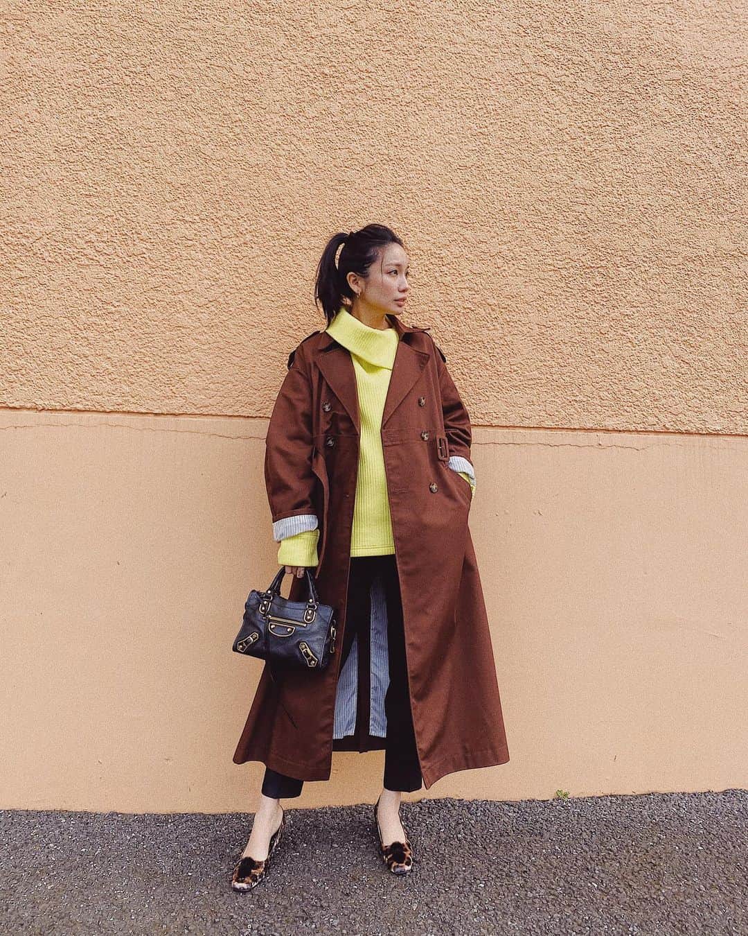 吉田愛璃のインスタグラム：「. . 💛💛💛💛💛  チョー蛍光yellowι(˙◁˙ )/  #妊婦コーデ #妊婦ファッション #ぷんにーらいふ #プレママさんと繋がりたい #男の子ベビー #妊娠6ヶ月 #イエローニット #レオパード　#トレンチコート#mm6maisonmargiela #balenciaga #murua」