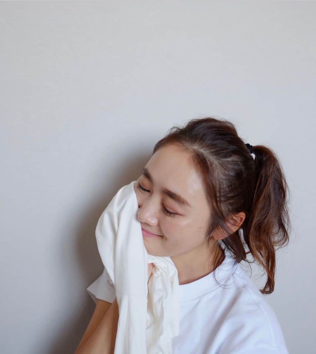 Keikooooooのインスタグラム：「気持ち良くてスリスリしちゃいたくなるインナーは、あの @fancl_official から10/20に発売された  “着るモイスチャライザー”。 「化粧品を着る」というすごい発想✨  着ているだけで、寝てる時も 一日中保湿ケアが続くというもの！ 保湿成分（セラミドヴェール）が繊維に、 コーティングされてるんですって！ 「着るタイプ」の化粧品なんですって！！笑。 すごーーい👀✨ 肌触りの良さや着心地にびっくりしました😳♡ デザインもシンプルでとっても使いやすくインナーとして着用しています・・・♡  まだ子供が小さくて、目を離せないから、 ボディケアの時間が短くなっていい ♡  乾燥肌で悩まれてる方や、育児や家事で忙しく、 自分のボディケアに時間を回せないって方に お勧めの商品です◡̈♥︎ 是非試してみてね♪ . #ファンケル  #着るモイスチャライザー  #保湿インナー  #着る化粧品  #PR #女の子ママ #綺麗になりたい#美活#fancl」