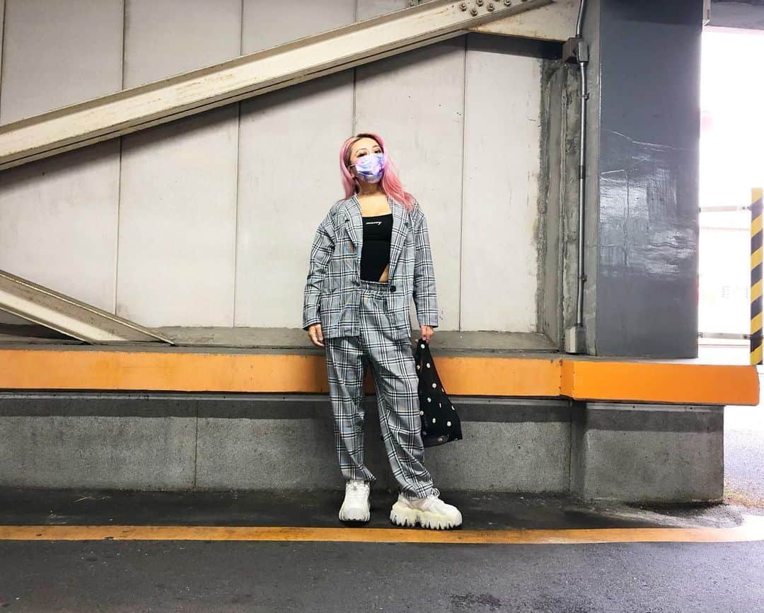 miniのインスタグラム：「#ootd 最近お気に入りのチェックセットアップ🖤🤍🖤 セットアップもボディスーツキャミも、マスクもエコバックも全身 @minilbreak の新作🤍🖤 #minilbreak」