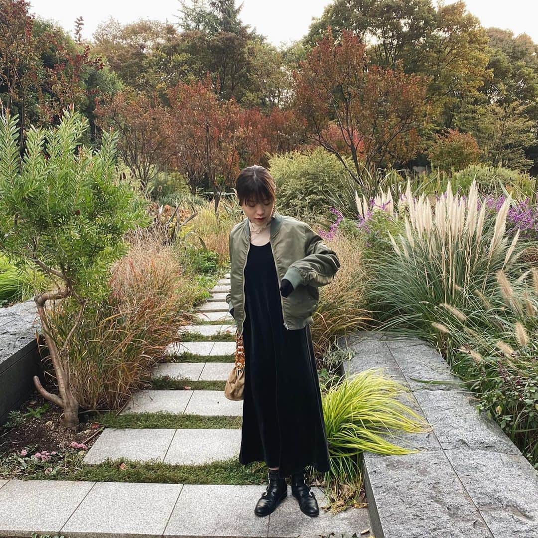 三橋栄香のインスタグラム：「🍂🍂🍂 ベロアワンピース使いやすい！シースルーのハイネックをレイヤードして着ることが多いかも🌾 詳細はWEARにて！ちょくちょく更新してます☺️」