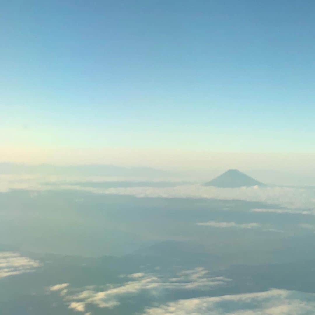 馬場典子さんのインスタグラム写真 - (馬場典子Instagram)「刻一刻と変わる色合い。 久しぶりに窓側取れました。 移動できることは当たり前ではないと噛み締めつつ。 #富士山」11月12日 16時20分 - baba_channel