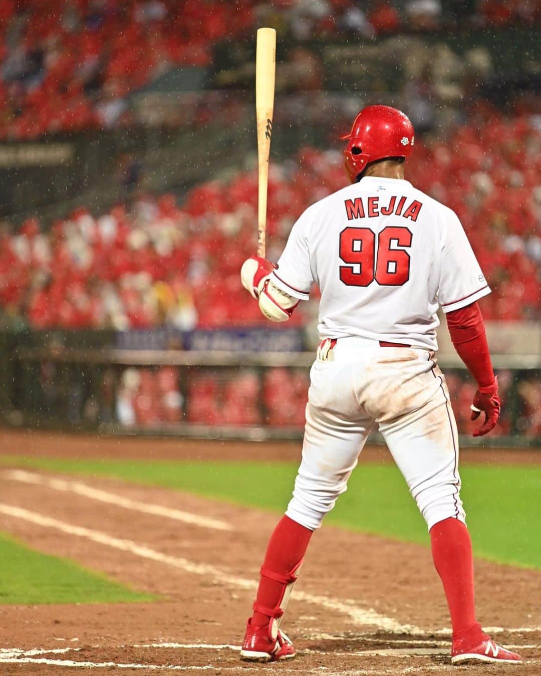 アレハンドロ・メヒアのインスタグラム：「Now that the 2020 regular season is done I want to thank first GOD and then everyone who made the season possible, in a year of many world contradictions, to the fans especially for supporting the team that still have restrictions to come to the stadium  They always supported us, thank you very much.   Personally I want to thank my family, my teammates, Carp coaches for the support and the opportunity, maybe it was not the expected stats were not obtained but I promise you that this off season will be a  a lot of hard work for me and my work team to be able to give you the best of me again next year I promise you.     I will never give up, see you next year Carp fans #DTLP #メヒア96 🙏🏽🙏🏽🙏🏽 Blessings」