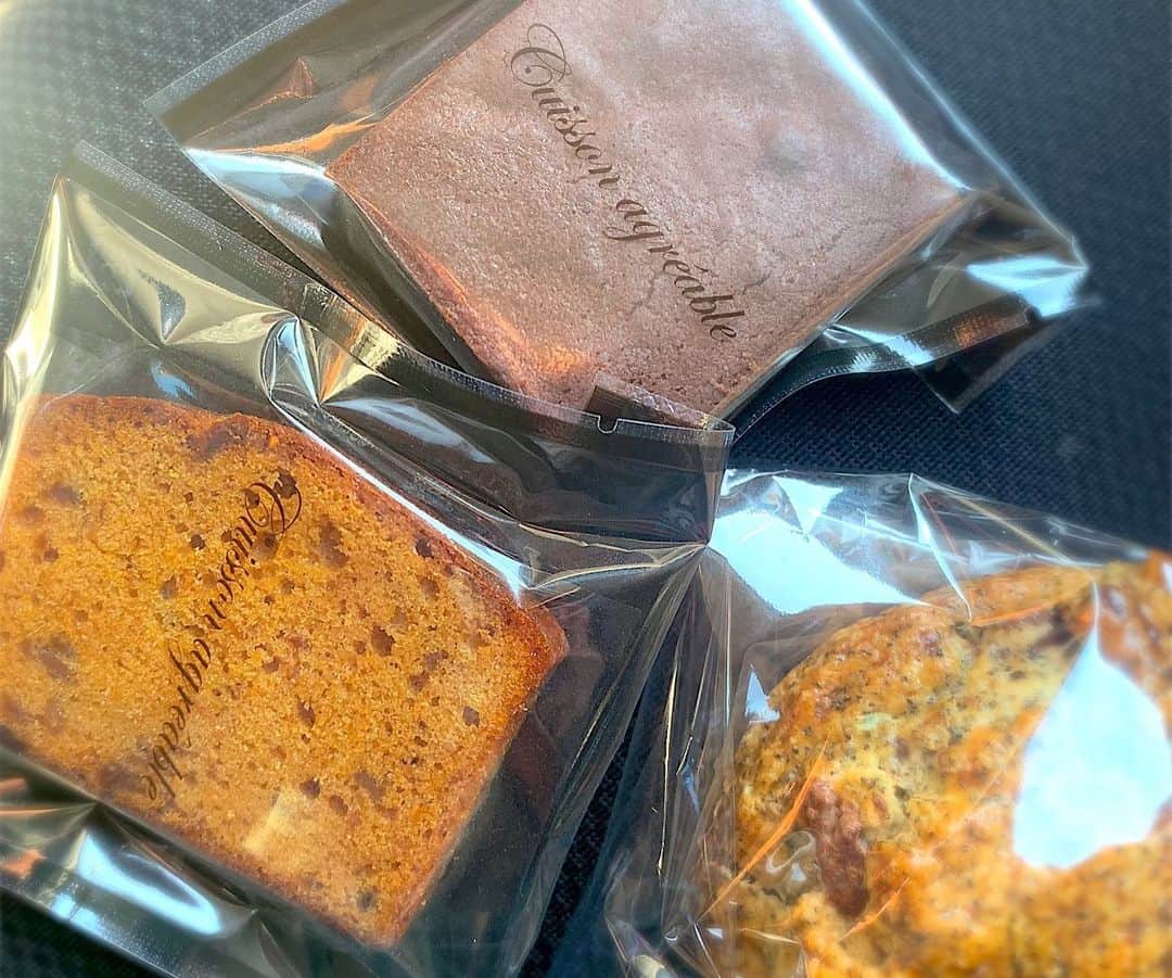 たけるさんのインスタグラム写真 - (たけるInstagram)「チラパンロケー✨・ ・ れいかさんと二人、北九州の焼き菓子専門店へ。・ ・ 本当に本当にこだわり抜いた焼き菓子達、しかも種類豊富‼️・ ・ お菓子作り上級者のれいかさんも天神に欲しいーーー‼️と大興奮。是非ご覧下さい🤤 #買っちゃったよね色々 #その前に行った靴屋さんでも靴買っちゃったよね #みんないいお店だからいけないんだ #チラチラパンチ #TVQ #ロケ #山口玲香 さん #オンエアお楽しみに ・ ・ ・ 📻二年目突入✨・ ・ 《番組概要》 番組名：カレバカラジオ 放送局：コミュニティラジオ天神（通称：コミてん）FM 77.7MHz 次回放送日：2020年11月12日（木）22:00～22:55・ ・ 出演者：たける 上野万太郎 デビ高橋  ゲスト:うちだ産業 @uchida3gyoh 、タマガワカリードットコム @tamagawa_curry  ・ ・ 次回の大喜利お題 『ミッションインポッシブル。福岡のカレー界のためにエージェントタケルに与えられた任務とは？』・ ・ ・ 11月のメッセージテーマ 『カレバカラジオでどんな曲流して欲しい？また、どんなゲスト呼んで欲しい？』・ ・ ・ ①📩アドレス・ 777@comiten.jp ・ ・ ②公式ツイッターDM・ @CurryBakaNisshi ・ ・ ③たける、万太郎さん、デビさんのインスタコメント欄・ ・ どしどしお待ちしております✨・ ・ ・ ※バックナンバーがいつでもYouTubeで見られます✨ただし、音楽、ジングルの部分は無音ですので悪しからず。・ ・ https://youtu.be/X5zCmhTQ7pA ・ ・ ・ 《視聴方法》・ （１）ラジオで聴く場合→周波数：FM 77.7MHz（放送エリアは福岡市中央区近辺）・ （２）youtubeで観る場合→『コミュニティラジオ天神』で視聴可・ （３）インターネットラジオで聴く場合→サイマルラジオから『コミュニティラジオ天神』を選択・ （４）iPhoneの方は、下記のアプリRadioKnockが簡単で使い易いようです。・ ・ ・ 🍛✨カレバカカレー次は11/15(日)‼️✨🍛・ ・ イートインバリバリやってます✨随時新メニューも🍛・ ・ メニュー、営業時間など詳細は　@curry_baka_curry にて随時更新🙇‍♂️・ ・ ・ ・ ・ ㊗️🆕リニューアルしました🆕🎉・ ・ YouTube【 #カレバカ日誌】→【 #カレバカチャンネル 】‼️・ ・ @mantaro_club 、 @devi_takahashi カレバカラジオメンバーでゲストを迎え飲んだり時には歌ったりのラジオでも話せない激レアトーク‼️・ ・ まずはラジオの裏側の模様などをお届けしています☺️・ ・ ・ ※ QRコードは、スクショしてLINEアプリの友達追加→QRコード→ライブラリから読み込む で動画見られます(ﾟ∀ﾟ)・ ・ ・ #カレバカラジオ #上野万太郎 さん #デビ高橋  さん #TAKERU #たける #不動たける #ボイジャー #ウルトラマン #エントリーサービスプロモーション ・ ・ ・ 🆕カレーを愛でる為だけのアカウントはじめました🍛✨・ ・ @spicy_takeru3 ・ ・ カレー好きな方、よければフォローお願い致します＼(^o^) ／」11月12日 16時25分 - take_yan78