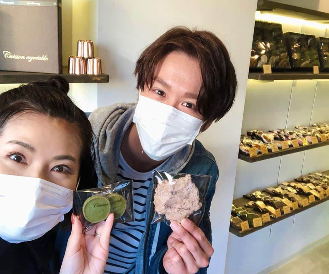 たけるさんのインスタグラム写真 - (たけるInstagram)「チラパンロケー✨・ ・ れいかさんと二人、北九州の焼き菓子専門店へ。・ ・ 本当に本当にこだわり抜いた焼き菓子達、しかも種類豊富‼️・ ・ お菓子作り上級者のれいかさんも天神に欲しいーーー‼️と大興奮。是非ご覧下さい🤤 #買っちゃったよね色々 #その前に行った靴屋さんでも靴買っちゃったよね #みんないいお店だからいけないんだ #チラチラパンチ #TVQ #ロケ #山口玲香 さん #オンエアお楽しみに ・ ・ ・ 📻二年目突入✨・ ・ 《番組概要》 番組名：カレバカラジオ 放送局：コミュニティラジオ天神（通称：コミてん）FM 77.7MHz 次回放送日：2020年11月12日（木）22:00～22:55・ ・ 出演者：たける 上野万太郎 デビ高橋  ゲスト:うちだ産業 @uchida3gyoh 、タマガワカリードットコム @tamagawa_curry  ・ ・ 次回の大喜利お題 『ミッションインポッシブル。福岡のカレー界のためにエージェントタケルに与えられた任務とは？』・ ・ ・ 11月のメッセージテーマ 『カレバカラジオでどんな曲流して欲しい？また、どんなゲスト呼んで欲しい？』・ ・ ・ ①📩アドレス・ 777@comiten.jp ・ ・ ②公式ツイッターDM・ @CurryBakaNisshi ・ ・ ③たける、万太郎さん、デビさんのインスタコメント欄・ ・ どしどしお待ちしております✨・ ・ ・ ※バックナンバーがいつでもYouTubeで見られます✨ただし、音楽、ジングルの部分は無音ですので悪しからず。・ ・ https://youtu.be/X5zCmhTQ7pA ・ ・ ・ 《視聴方法》・ （１）ラジオで聴く場合→周波数：FM 77.7MHz（放送エリアは福岡市中央区近辺）・ （２）youtubeで観る場合→『コミュニティラジオ天神』で視聴可・ （３）インターネットラジオで聴く場合→サイマルラジオから『コミュニティラジオ天神』を選択・ （４）iPhoneの方は、下記のアプリRadioKnockが簡単で使い易いようです。・ ・ ・ 🍛✨カレバカカレー次は11/15(日)‼️✨🍛・ ・ イートインバリバリやってます✨随時新メニューも🍛・ ・ メニュー、営業時間など詳細は　@curry_baka_curry にて随時更新🙇‍♂️・ ・ ・ ・ ・ ㊗️🆕リニューアルしました🆕🎉・ ・ YouTube【 #カレバカ日誌】→【 #カレバカチャンネル 】‼️・ ・ @mantaro_club 、 @devi_takahashi カレバカラジオメンバーでゲストを迎え飲んだり時には歌ったりのラジオでも話せない激レアトーク‼️・ ・ まずはラジオの裏側の模様などをお届けしています☺️・ ・ ・ ※ QRコードは、スクショしてLINEアプリの友達追加→QRコード→ライブラリから読み込む で動画見られます(ﾟ∀ﾟ)・ ・ ・ #カレバカラジオ #上野万太郎 さん #デビ高橋  さん #TAKERU #たける #不動たける #ボイジャー #ウルトラマン #エントリーサービスプロモーション ・ ・ ・ 🆕カレーを愛でる為だけのアカウントはじめました🍛✨・ ・ @spicy_takeru3 ・ ・ カレー好きな方、よければフォローお願い致します＼(^o^) ／」11月12日 16時25分 - take_yan78