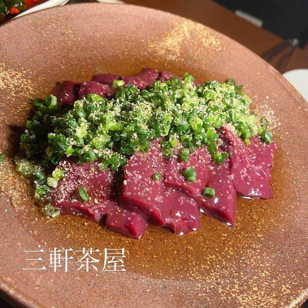 あろえグルメのインスタグラム：「🐬焼肉さかもと🌱 食べログ3.53 三軒茶屋 ． ここのレバ刺しがぷりっぷりのぷりーーで、くせがまったくなくてとーてもおいしかったですー🧞‍♂️🐡💘 ユッケもかき混ぜて食べてなんかサクサクした食感もあってめっちゃおいしかった💘💘 ．  #東京グルメ#東京ディナー#東京観光#東京カフェ#洋食#instagood#fff#lfl#インスタ映え #表参道カフェ#渋谷グルメ#東京カフェ巡り#焼肉#代官山グルメ# #グルメスタグラム#三軒茶屋カフェ#三軒茶屋グルメ #東京コース料理#神泉グルメ#銀座グルメ#食べログ #表参道グルメ#グルメ好きな人と繋がりたい#フォロー返し#東京カフェランチ#焼肉ディナー#東京焼肉倶楽部#焼肉好きな人と繋がりたい」