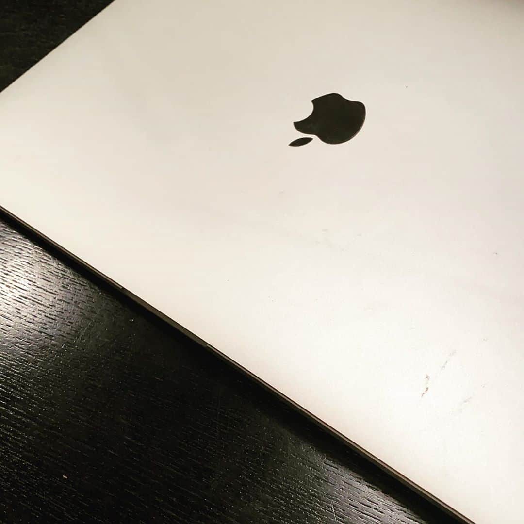 小川貴之のインスタグラム：「今は現役を引退してリモート作業用になったPC  既出の物もそうでない物も、本当に沢山の曲を共に産んでくれた相棒で 最後にこのPCで作ったのは劇場アニメ「君の膵臓をたべたい」の劇中歌「秘密」　　  誰かに譲ろうか考えたけど愛着湧いてしまってダメなんよなあ」