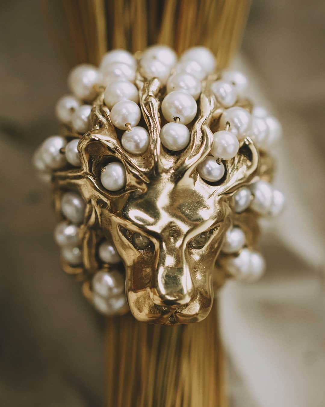 グーセンス パリのインスタグラム：「LION ring from our collection with @harumiklossowskaderola Its mane is made of pearls and its eyes in rock crystal, . 📷 by @alix.marnat」